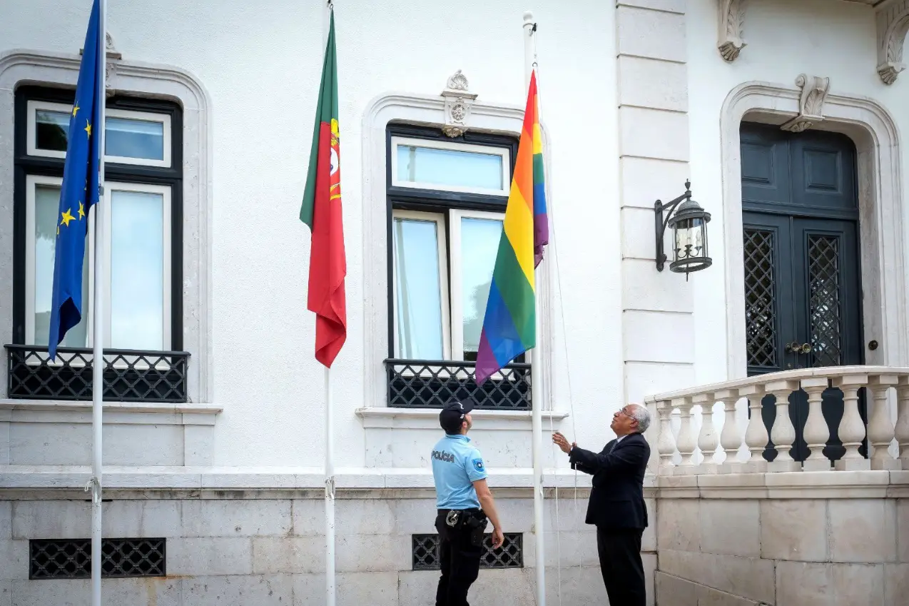 António Costa hasteia bandeira arco-íris em comemoração do Dia Internacional contra a Homofobia