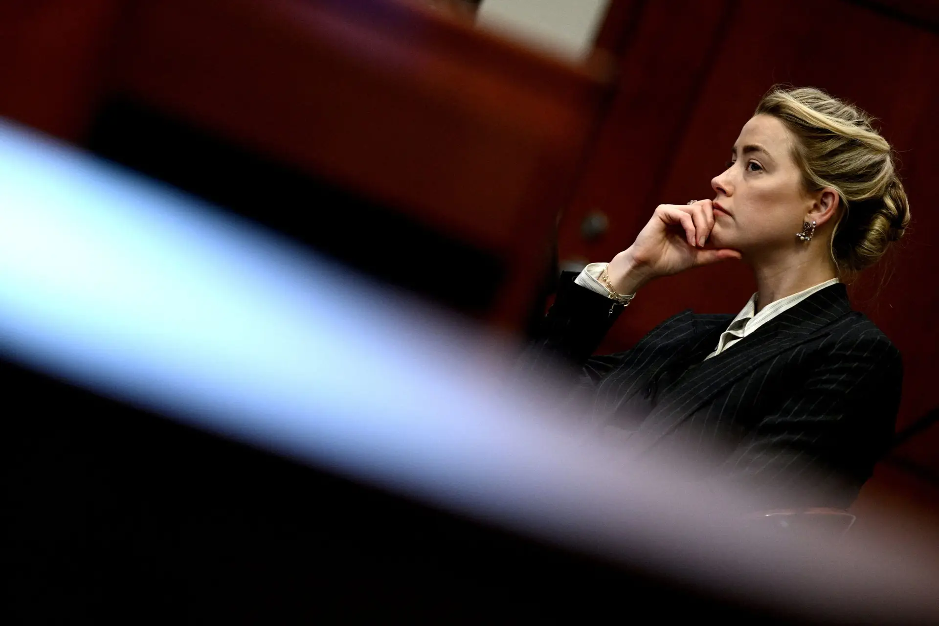 Amber Heard revela alegado episódio de violência doméstica durante lua de mel com Johny Depp 