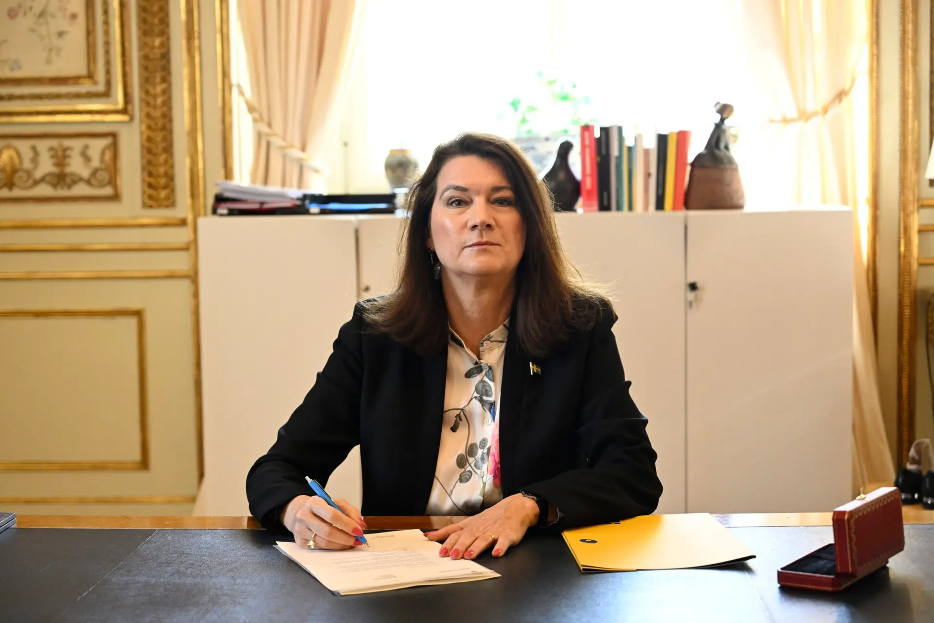 “É uma grande responsabilidade”: o momento em que a chefe da diplomacia sueca assina a candidatura à NATO