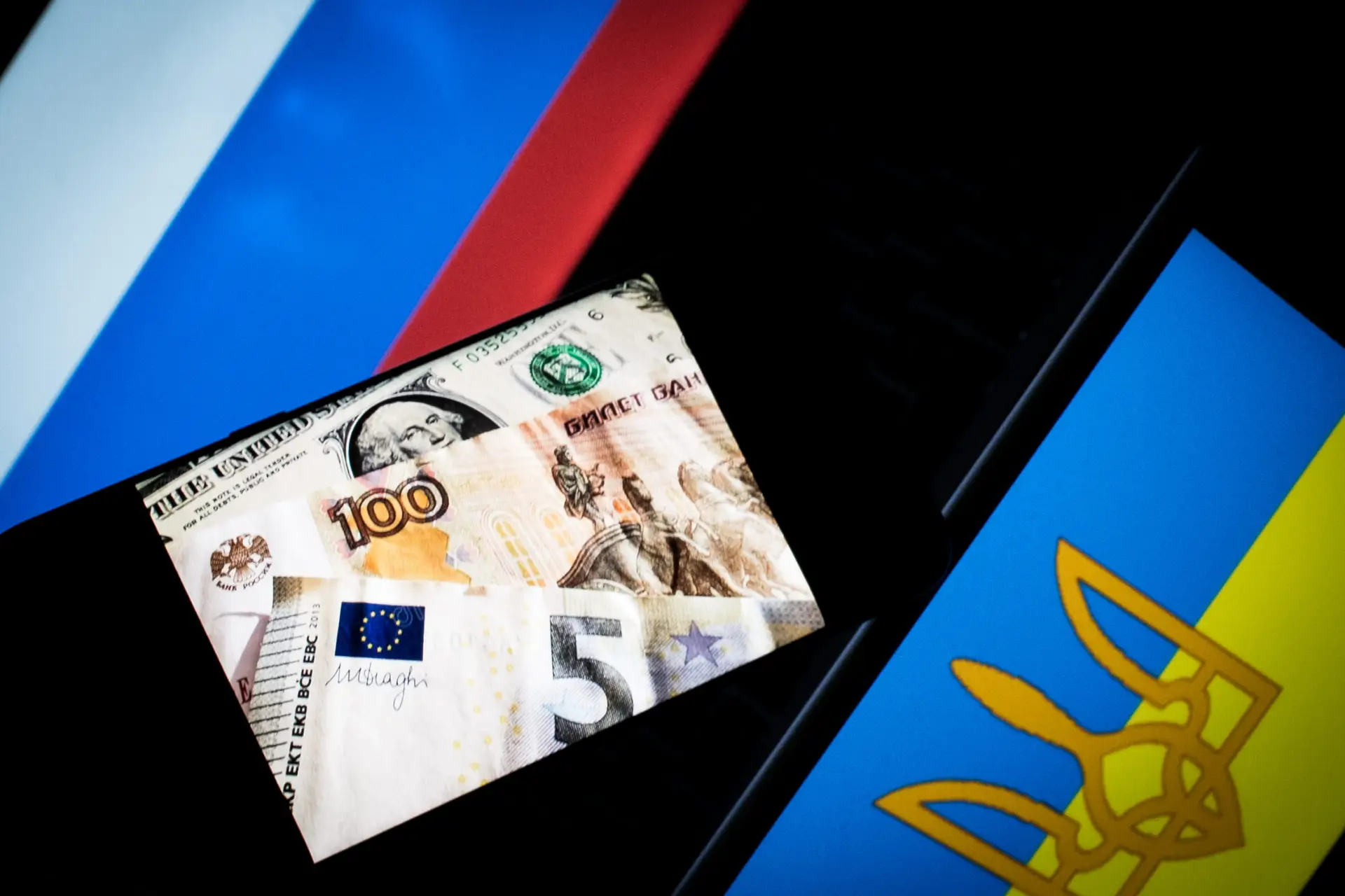 Rússia paga dívida externa em rublos e recusa declarar incumprimento