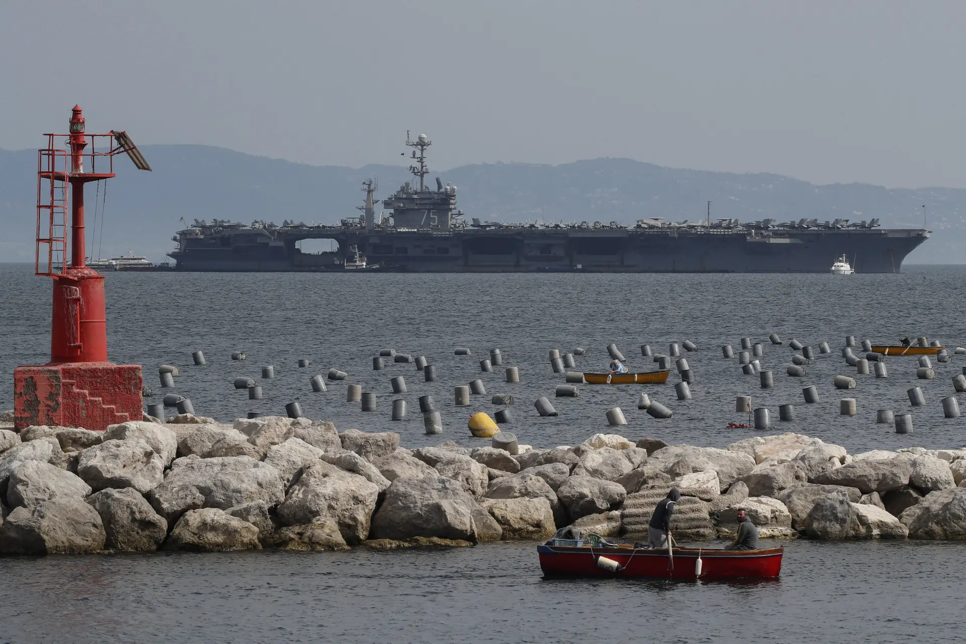 Porta-aviões dos EUA “USS Harry Truman” à disposição da NATO