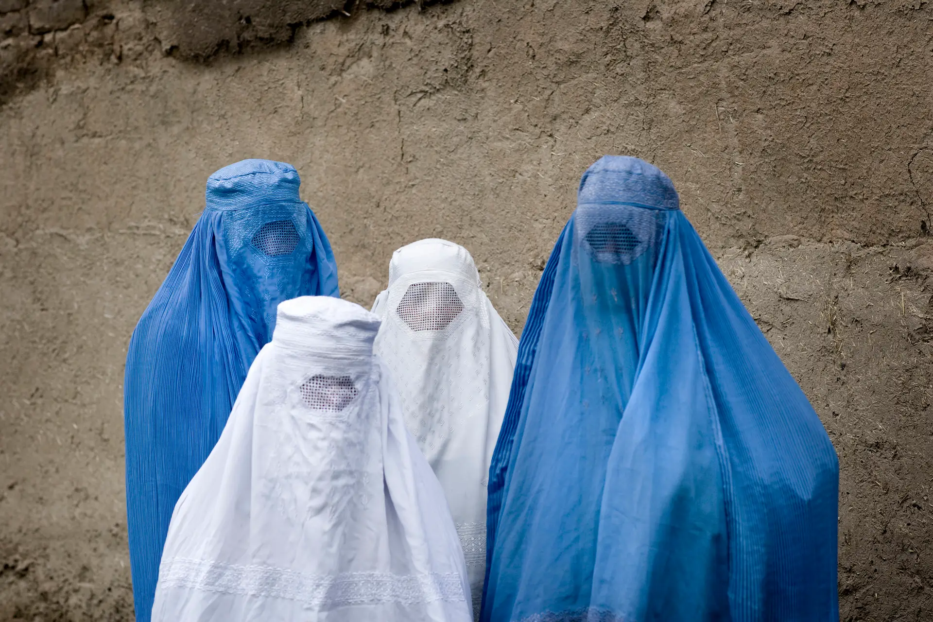 Mulheres usam burca no Afeganistão