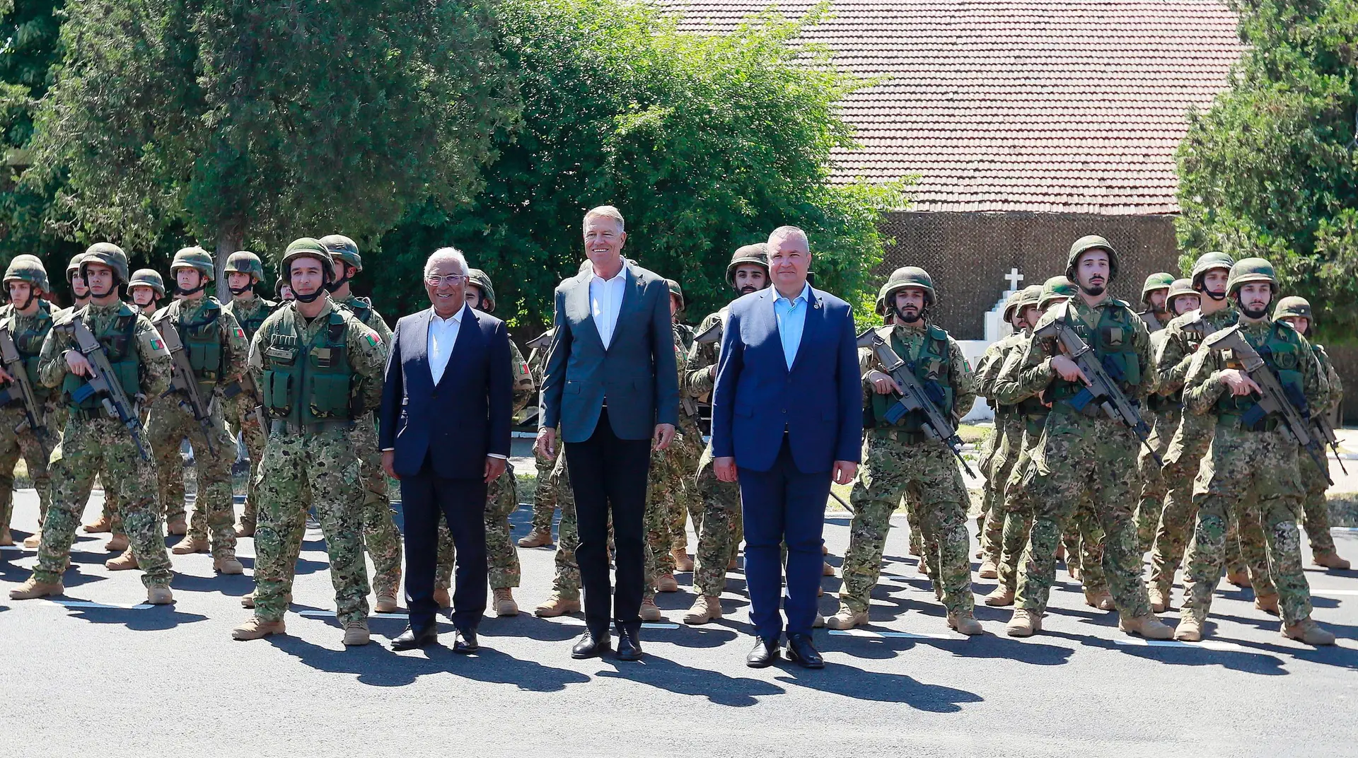 António Costa visita militares em missão da NATO na Roménia