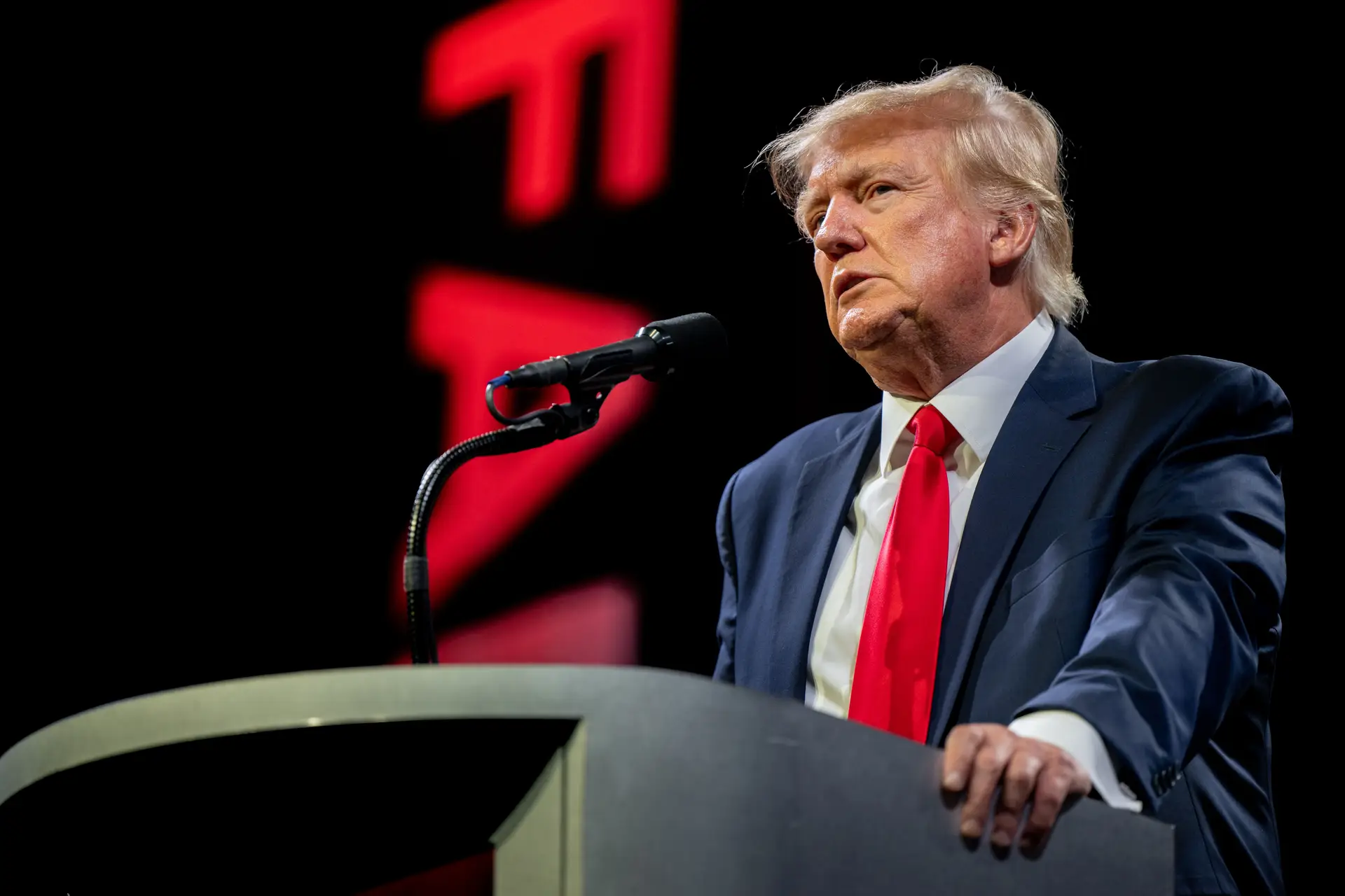 Donald Trump paga 110 mil dólares de multas por desrespeito ao tribunal de Nova Iorque