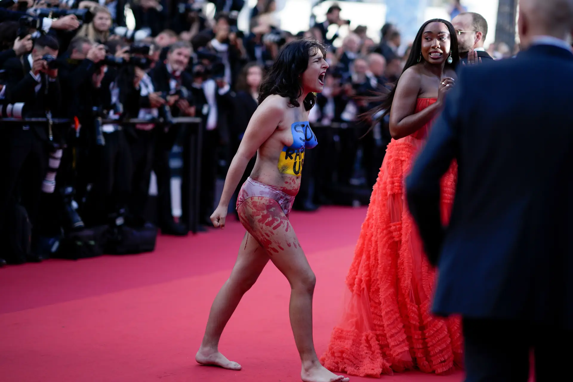 Festival de Cannes mulher seminua protesta contra violência sexual durante guerra na Ucrânia