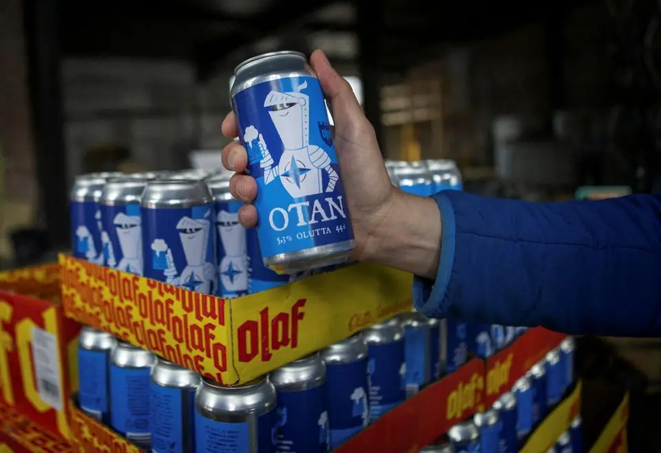 Finlandeses brindam à NATO com nova cerveja que sabe a “segurança e liberdade”