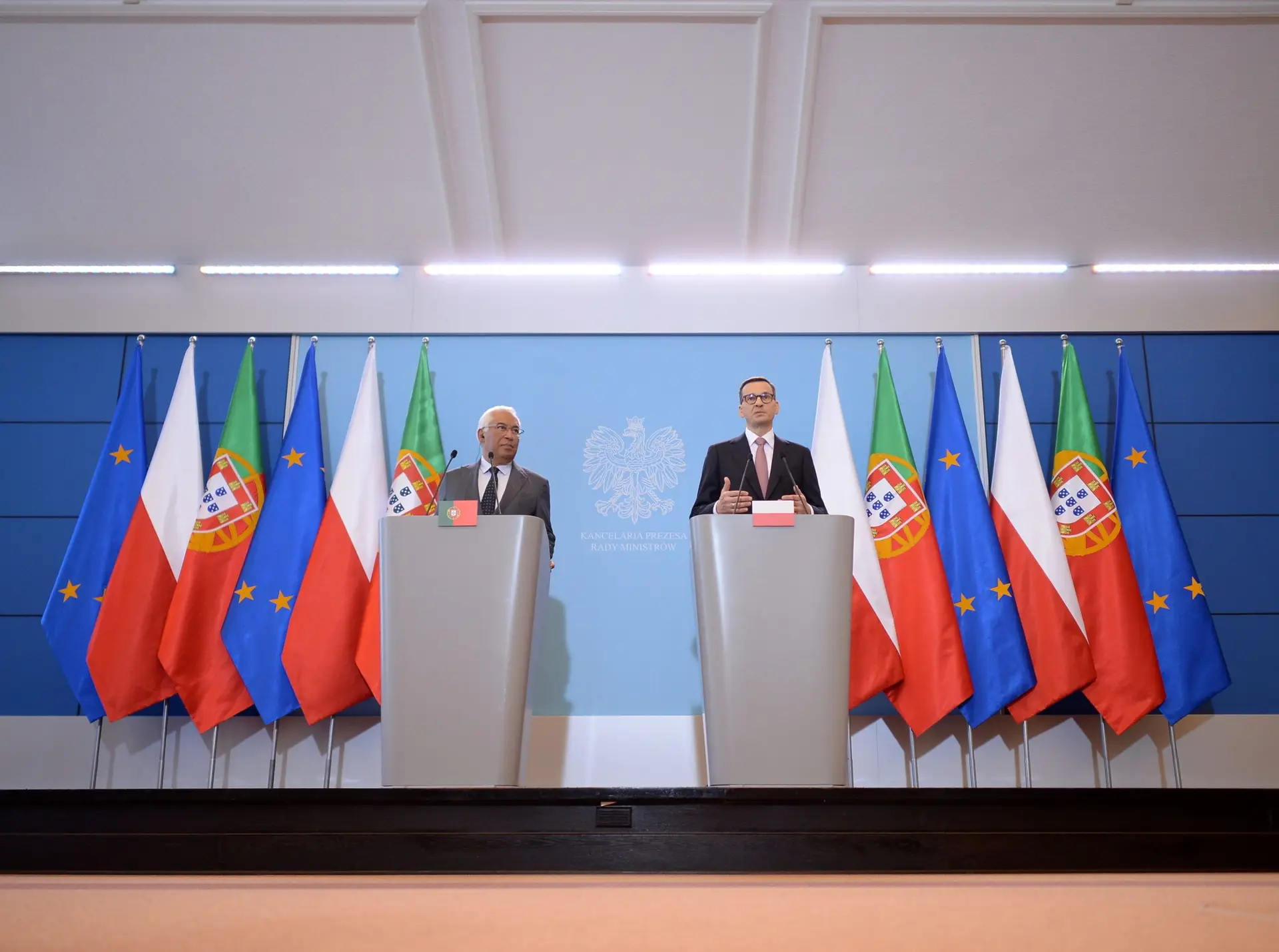 António Costa visita o maior centro de refugiados em Varsóvia e explica como Portugal vai ajudar