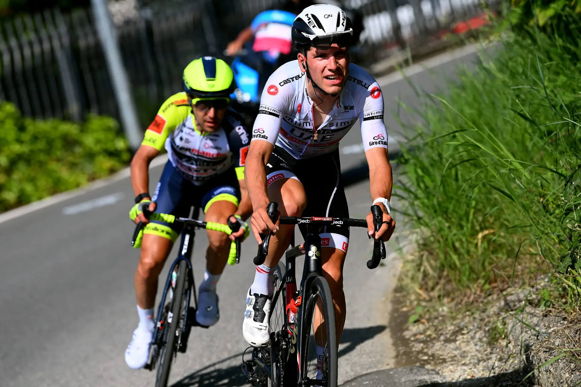 Giro: João Almeida segura terceiro lugar da geral em etapa épica que deu liderança a Richard Carapaz