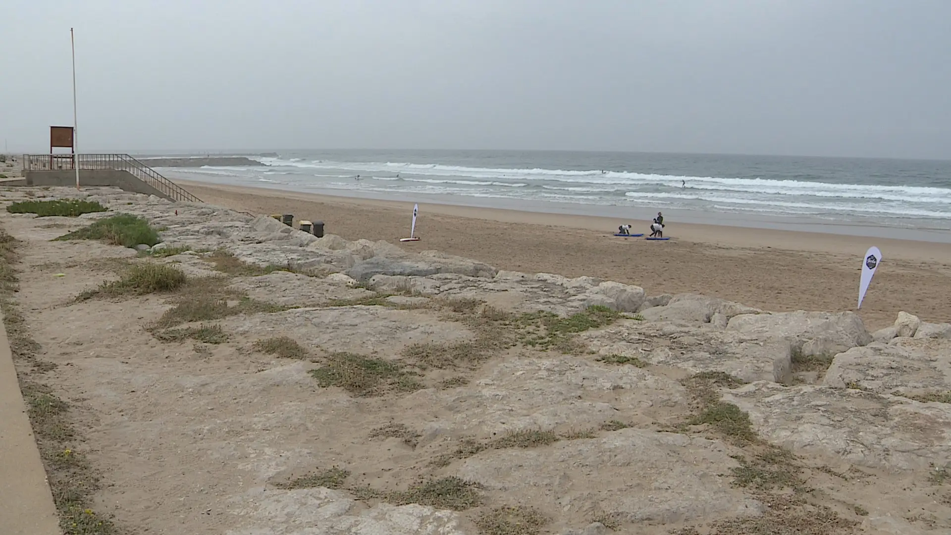 Céu nublado e vento afastam banhistas das praias