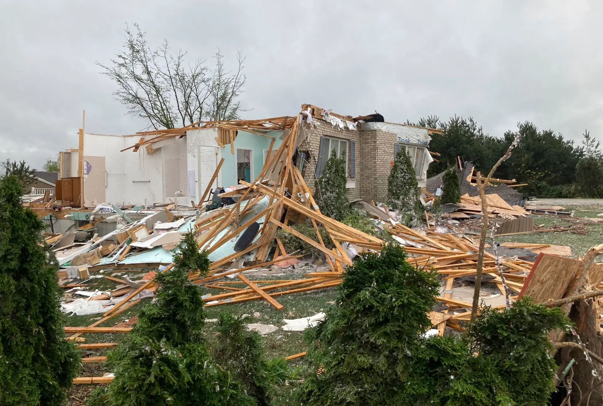 Dois mortos e mais de 40 feridos após passagem de um tornado numa pequena cidade do Michigan