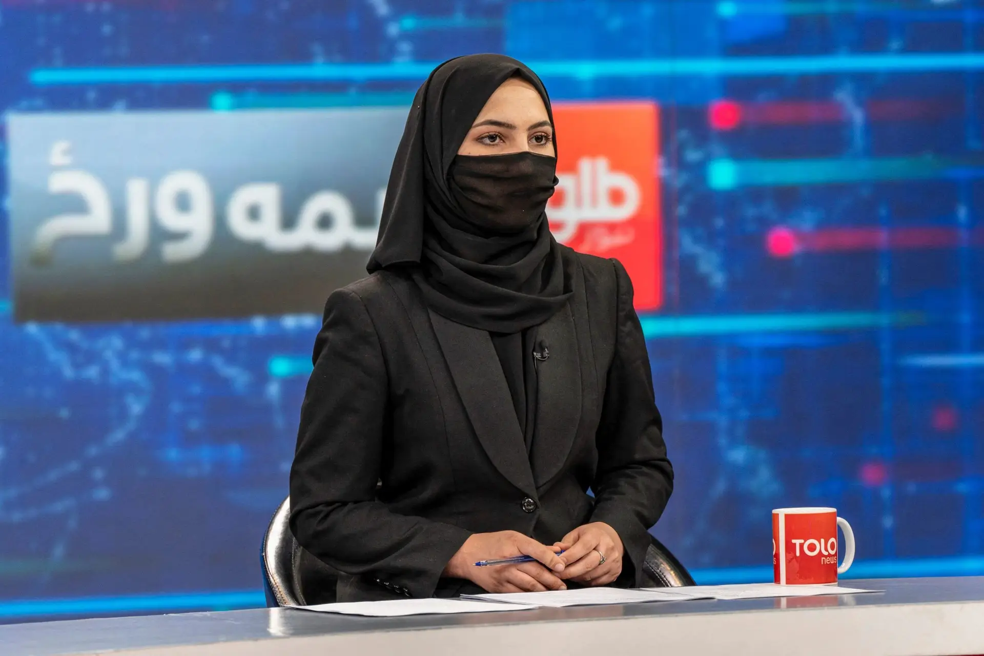 Após desafiarem ordem dos talibã, apresentadoras de televisão no Afeganistão surgem em antena de rosto coberto