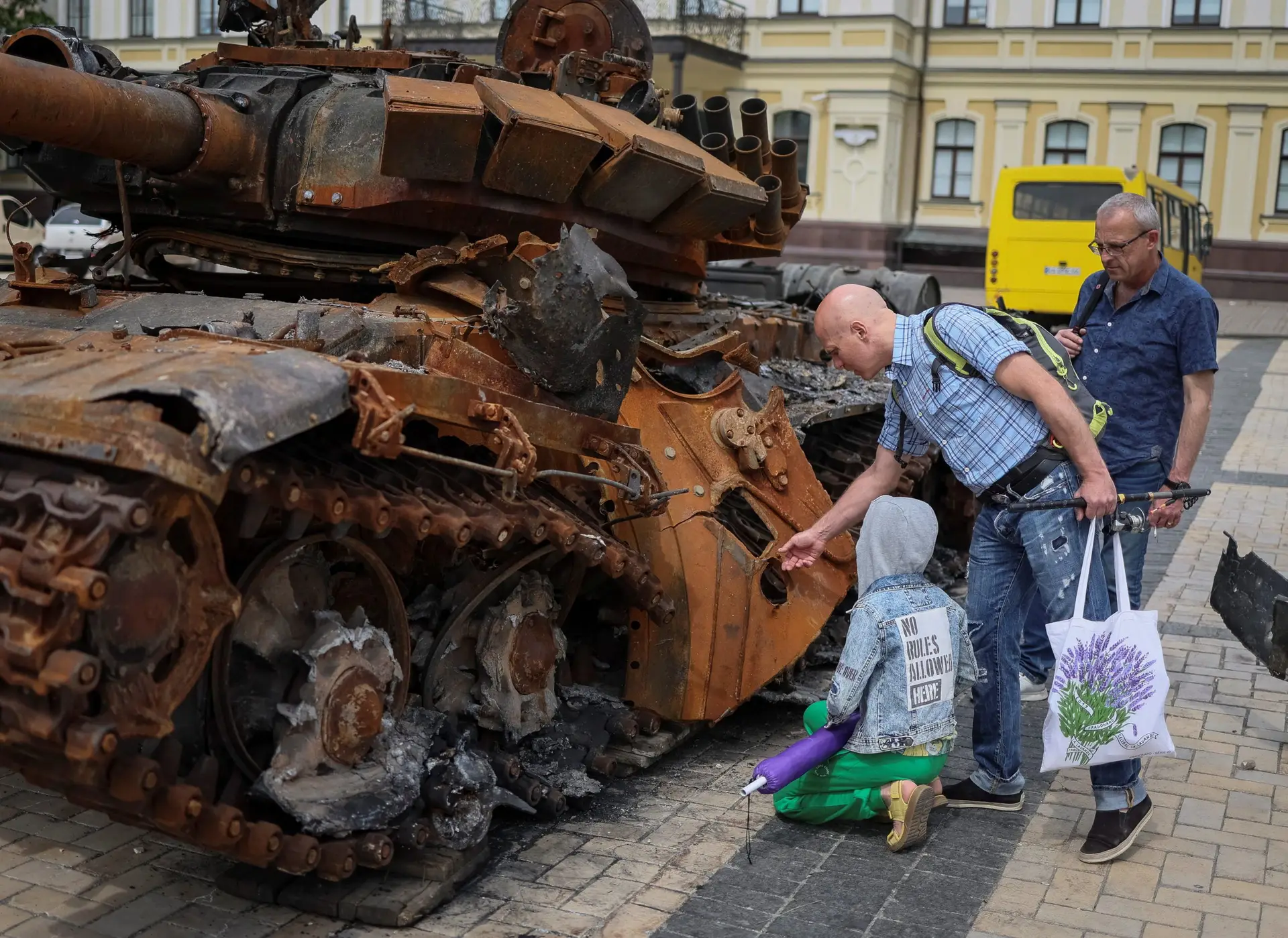 SIC na Ucrânia: tanques russos destruídos pelas forças ucranianas atraem curiosos no centro de Kiev