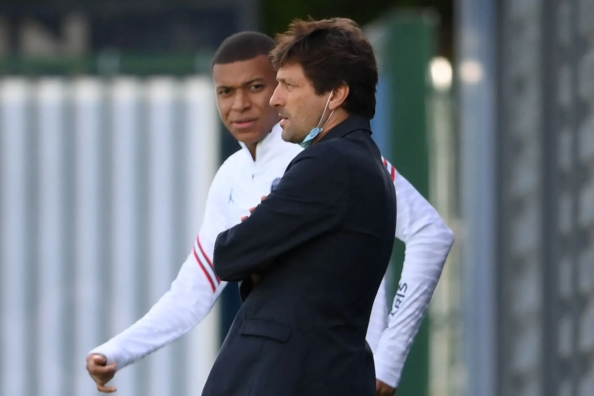 Paris Saint-Germain despede o diretor desportivo após renovar com Mbappé