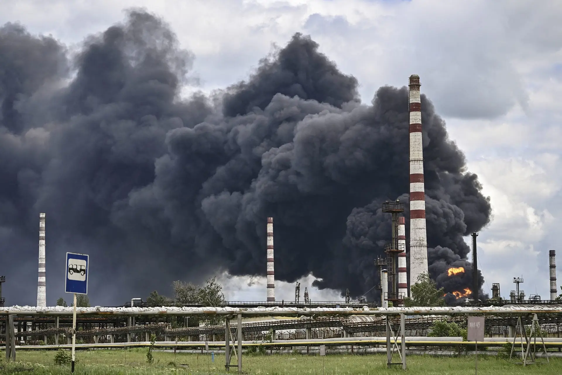 Guerra na Ucrânia: regresso à normalidade em Kharkiv contrasta com intensos bombardeamentos no Donbass