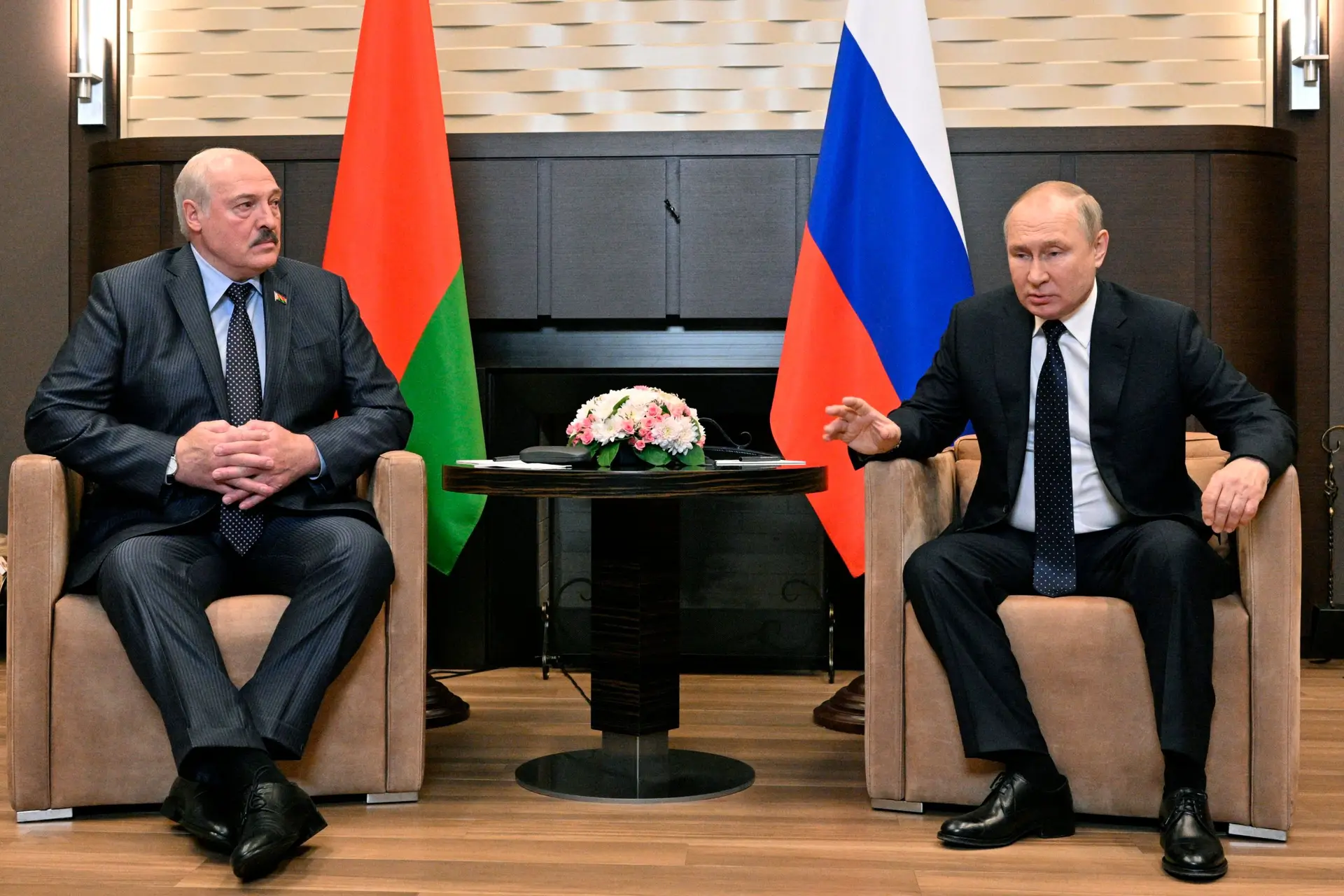 Putin reconhece “dificuldades”, mas garante que economia russa está a resistir “bastante bem” às sanções ocidentais