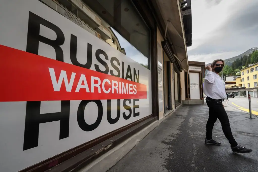Delegação ucraniana inaugura exposição “Casa dos Crimes da Rússia”
