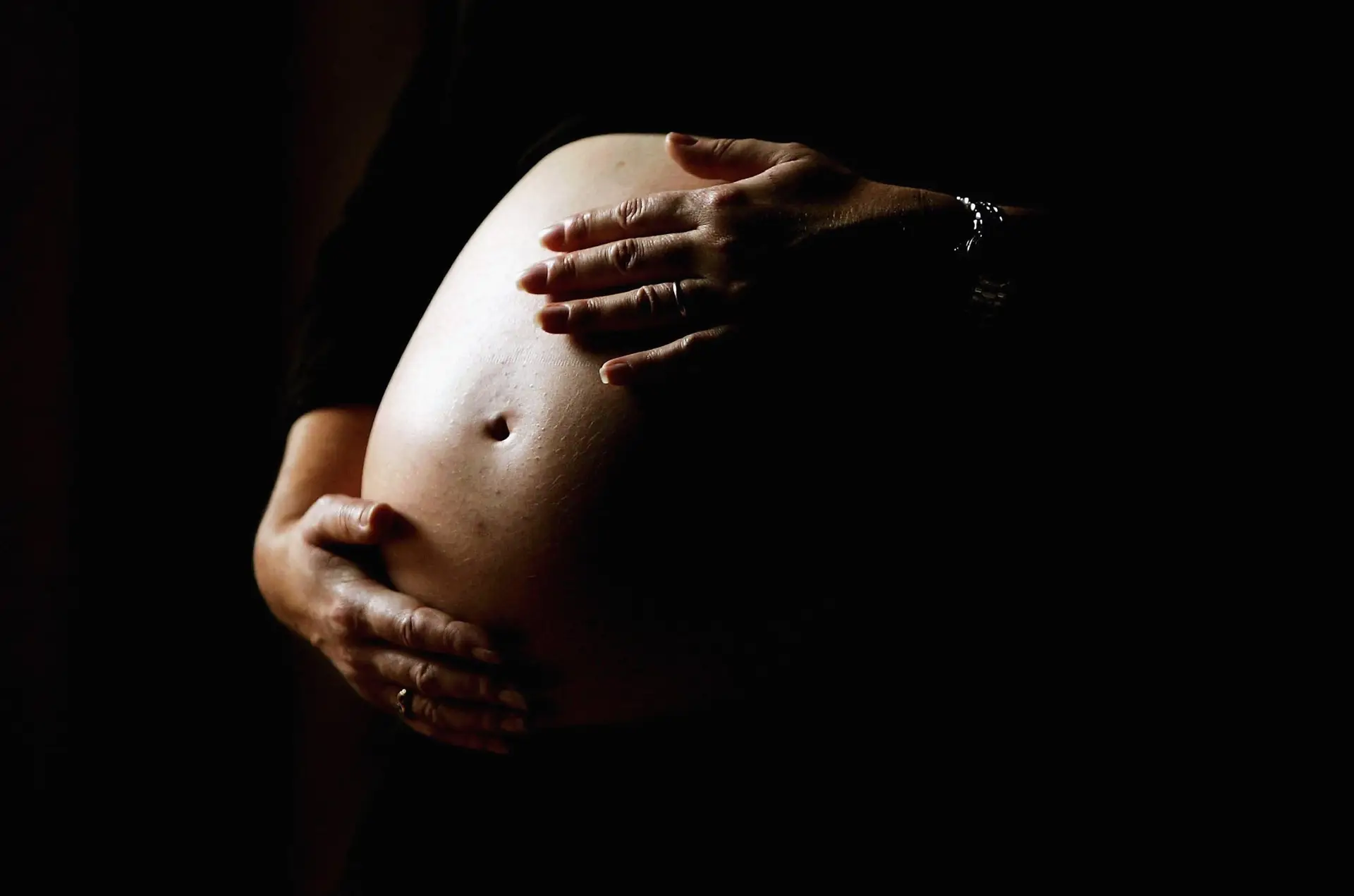 Há cada vez mais mulheres a morrer durante a gravidez, parto e pós-parto: o que pode explicar a situação “invulgar”?