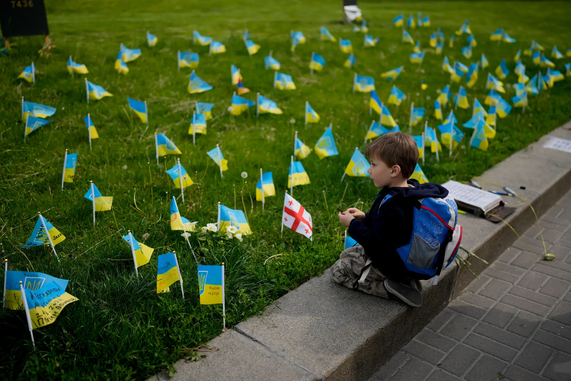 Vítimas da guerra homenageadas em Kiev