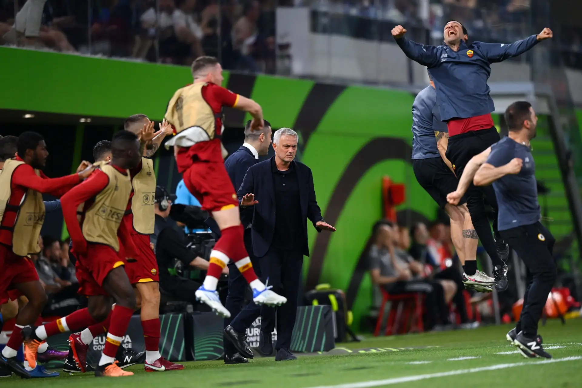 A curiosa reação de Mourinho ao golo da Roma na conquista da Liga Conferência