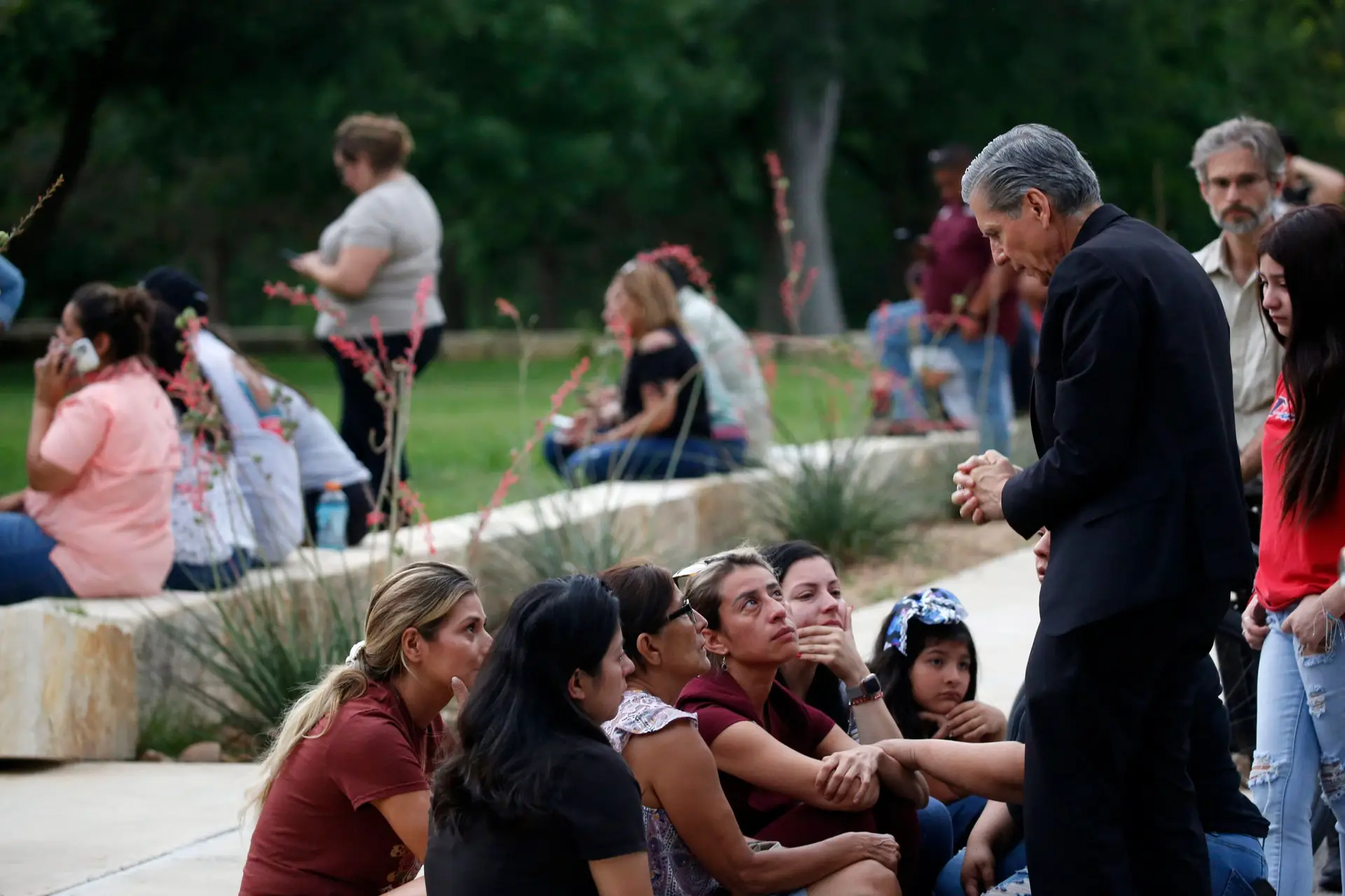 Vítimas do massacre no Texas são homenageadas em várias cidades