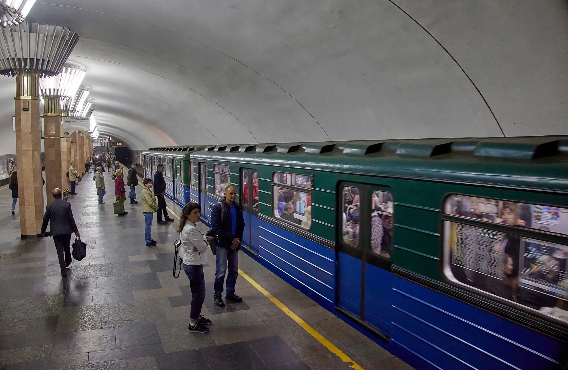 Habitantes de Kharkiv festejam reabertura do metro após três meses encerrado