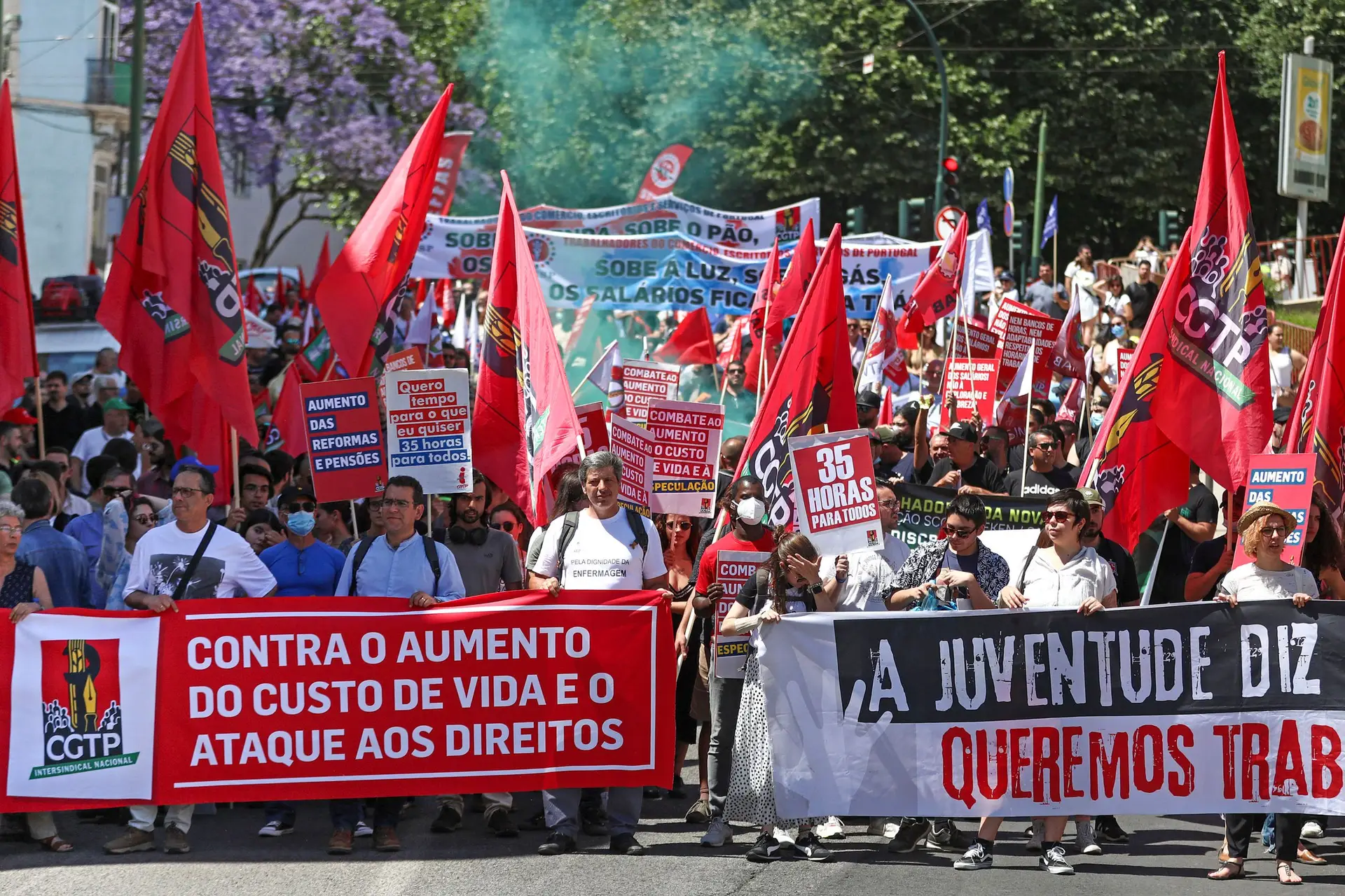 CGTP em manifestação à porta do Parlamento no dia em que é aprovado o orçamento 