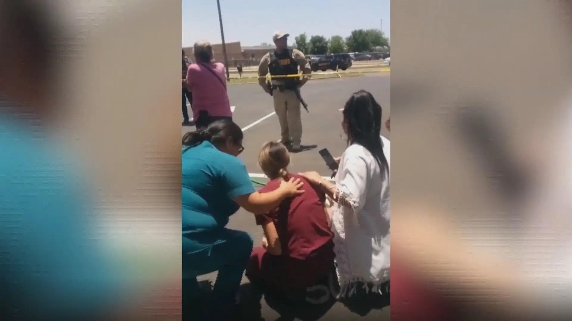 Tiroteio no Texas: as primeiras imagens da retirada de crianças e do desespero de quem esperava do lado de fora 