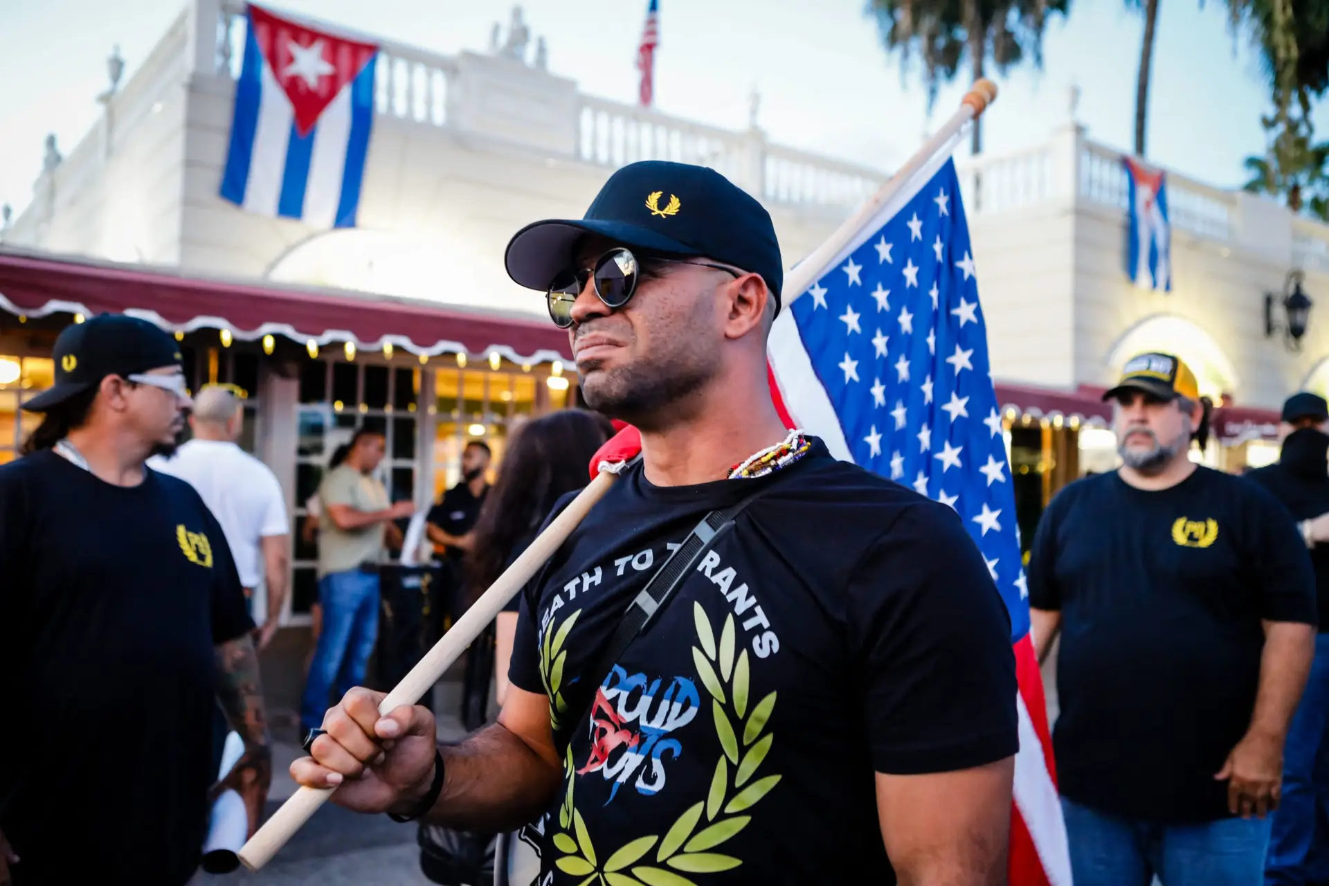 Ataque ao Capitólio: antigo líder dos “Proud Boys” espera julgamento na prisão por conspiração