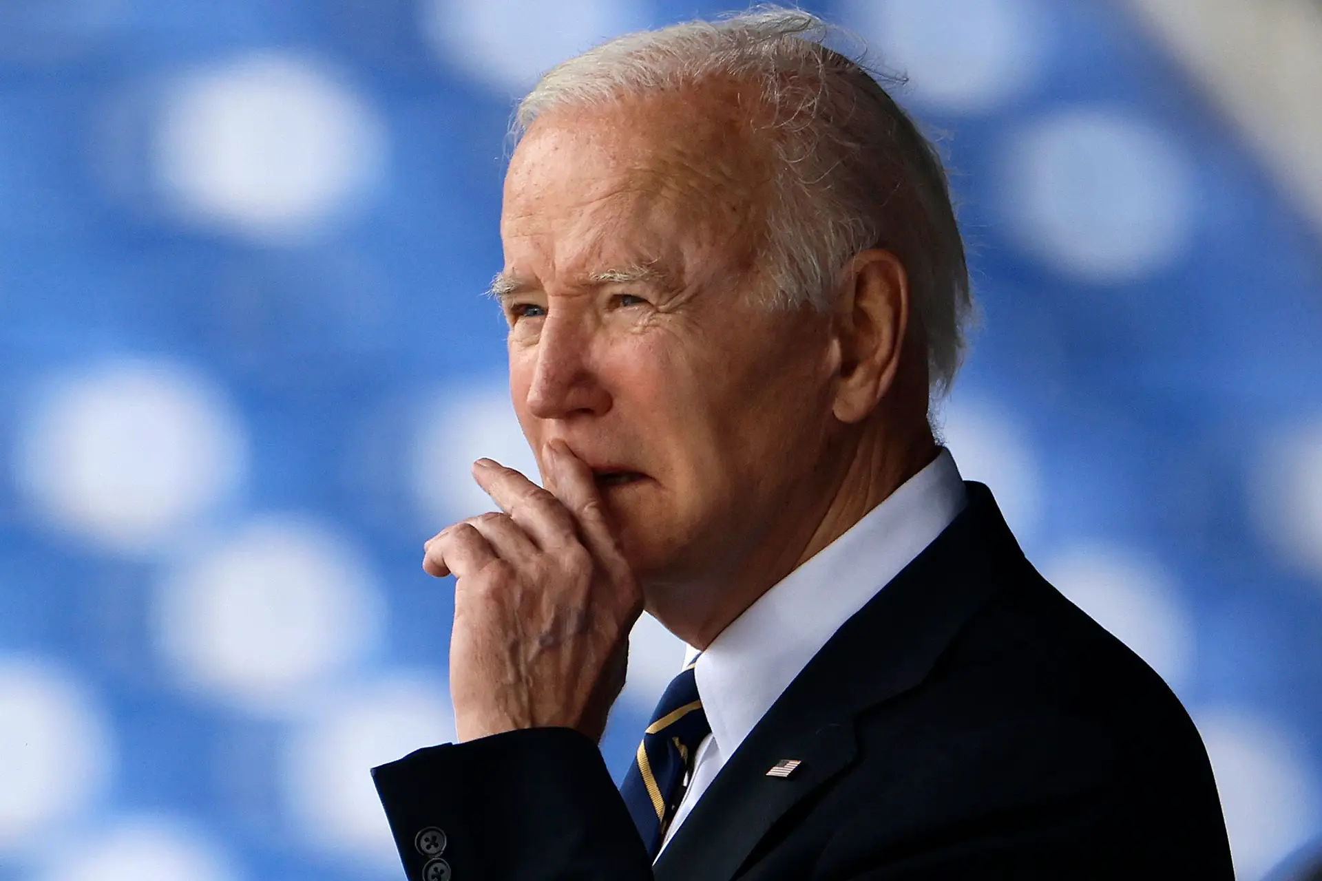Joe Biden lamenta “crise de fé” e desafia jovens contra divisão e ódio nos Estados Unidos