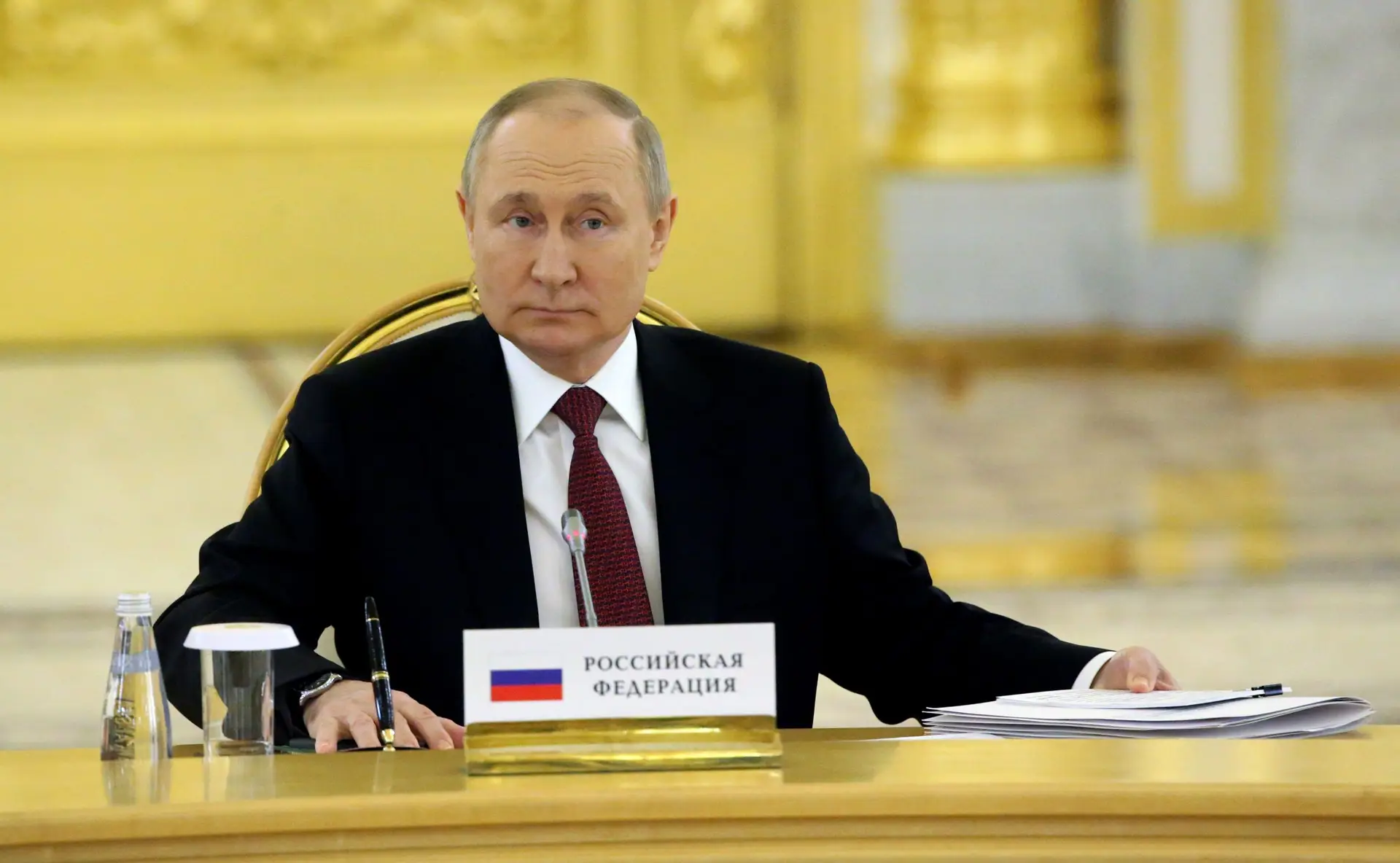 Putin diz-se disponível para retomar negociações de paz e deixar sair cereais da Ucrânia