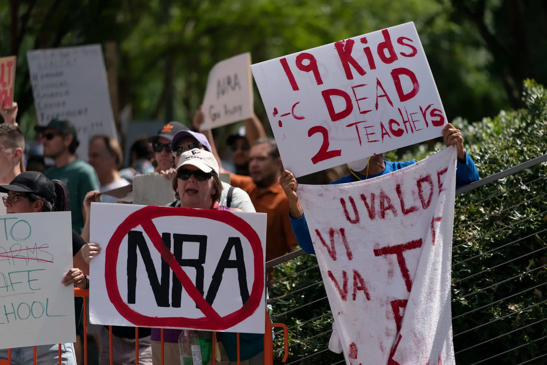 Quatro dias após massacre, Texas recebe maior convenção mundial de fabricantes e vendedores de armas