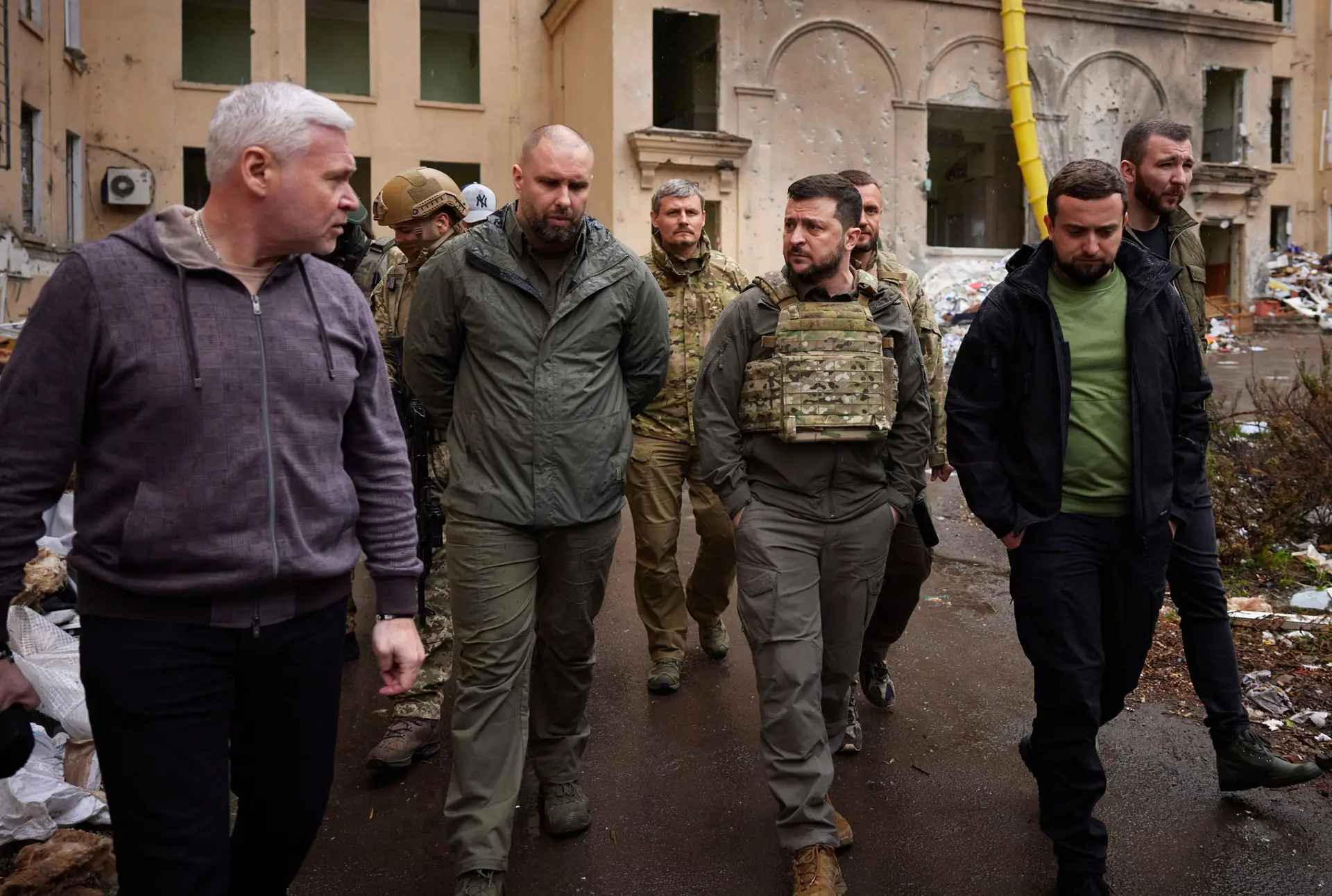 Zelensky visita Kharkiv onde o exército russo destruiu mais de 2 mil casas