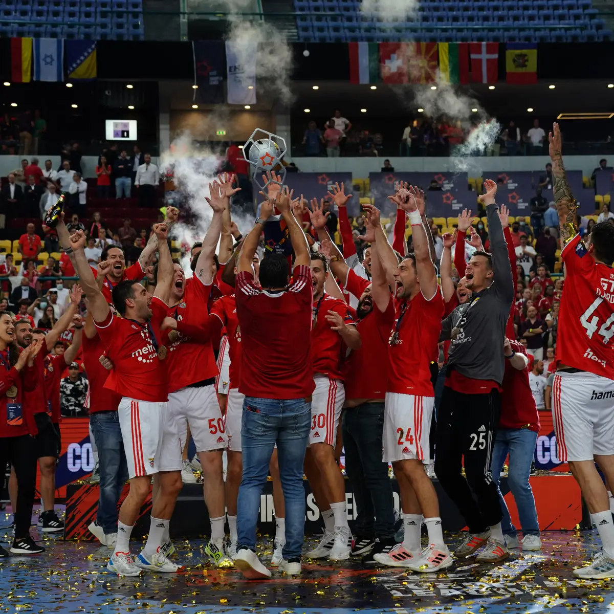 Benfica bate campeão russo de andebol com exibição magnífica na