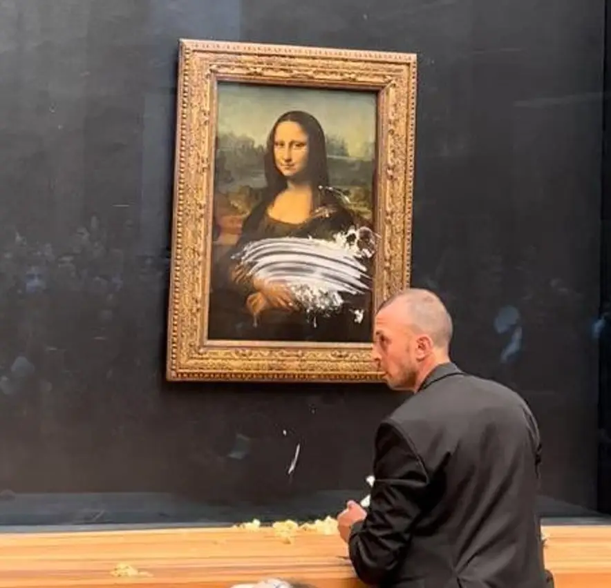 Homem atira bolo coberto de creme contra quadro de Mona Lisa no Louvre