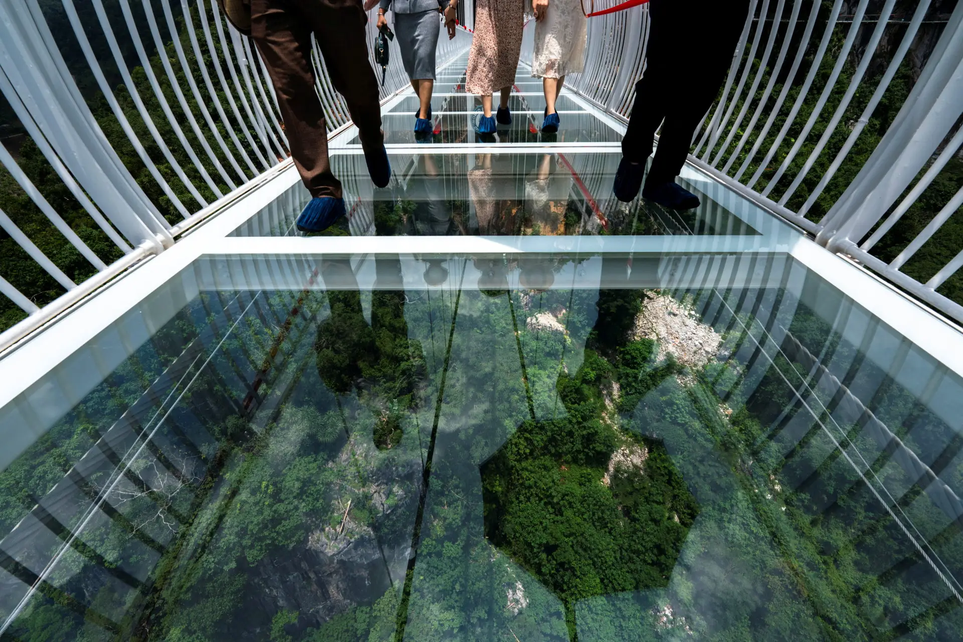 As imagens da nova ponte com fundo de vidro inaugurada no Vietname