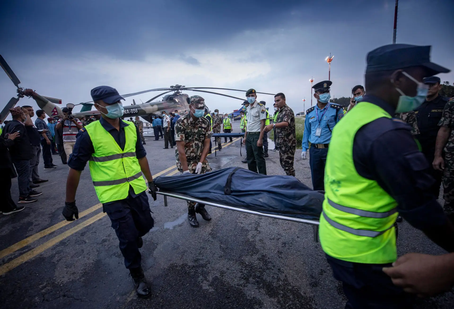 Recuperado último corpo das 22 pessoas a bordo do avião que caiu no Nepal -  SIC Notícias