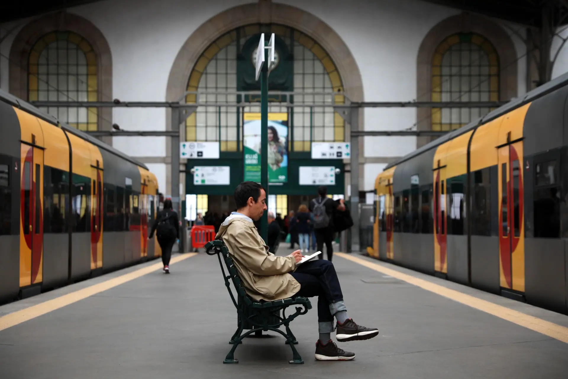 Funcionários das bilheteiras da CP cumprem greve de 24 horas esta quarta-feira