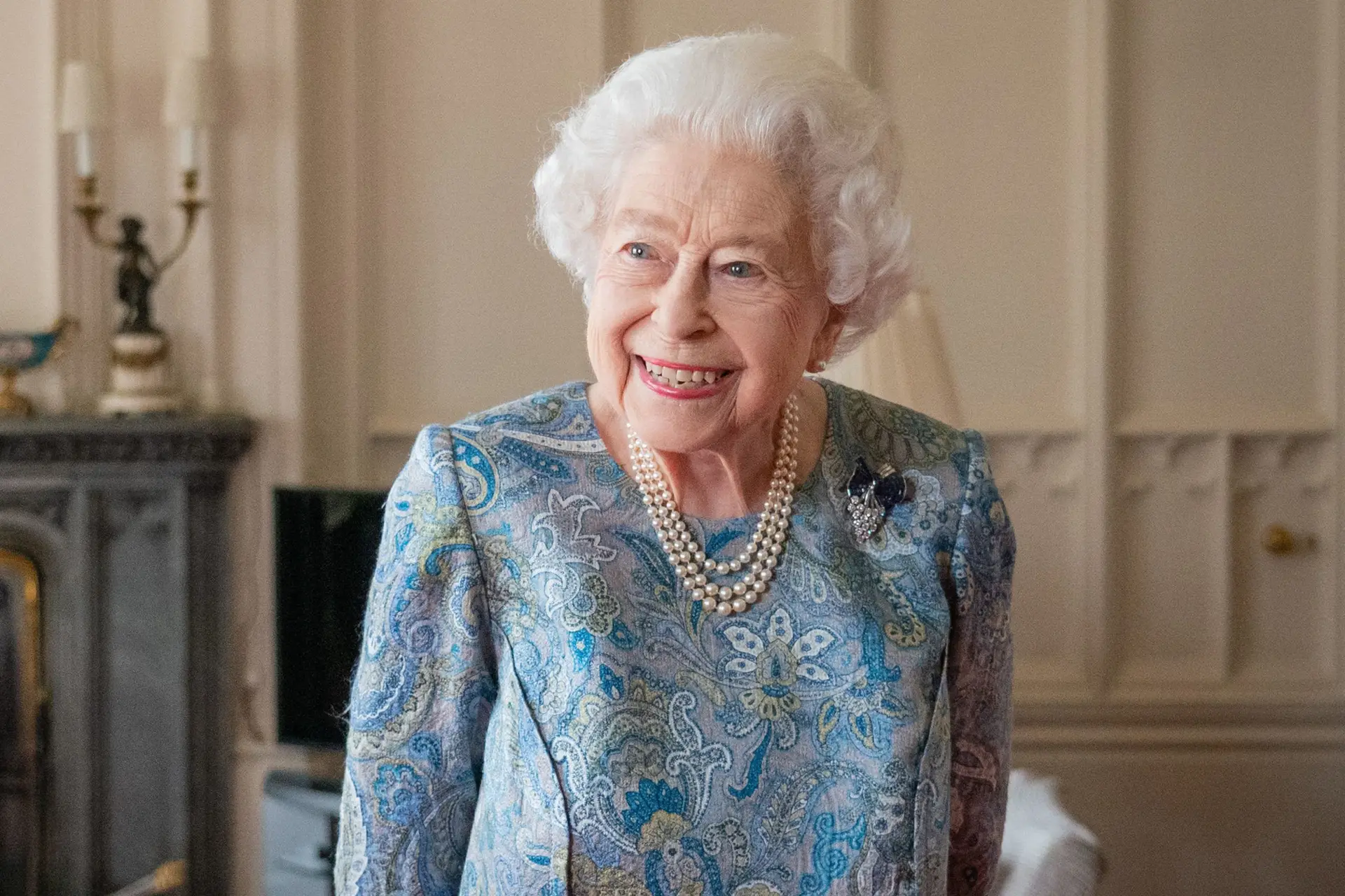 Jubileu da rainha Isabel II: Casa da Moeda britânica faz a maior moeda de sempre