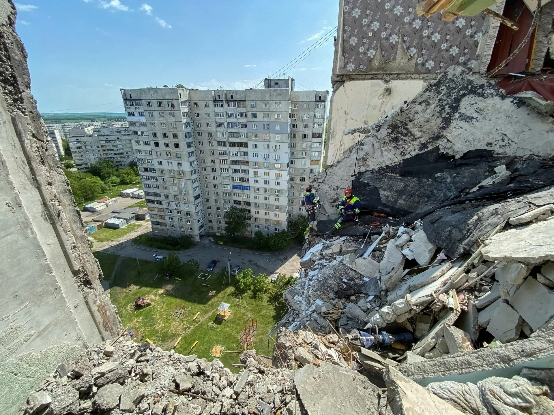 Pelos menos cinco mortos e 15 feridos após bombardeamentos russos a Kharkiv