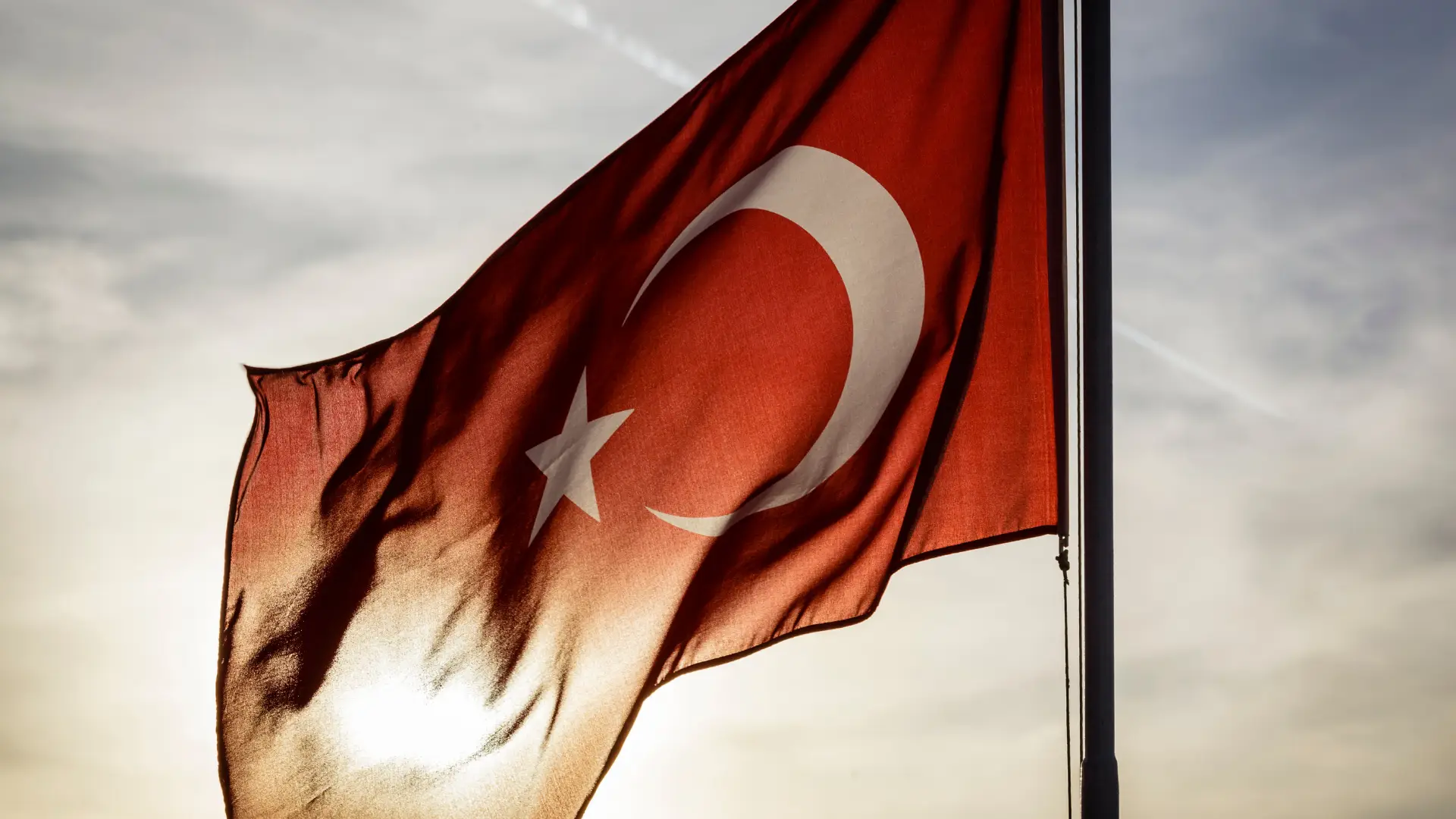 Turquia aprova adesão da Finlândia à NATO