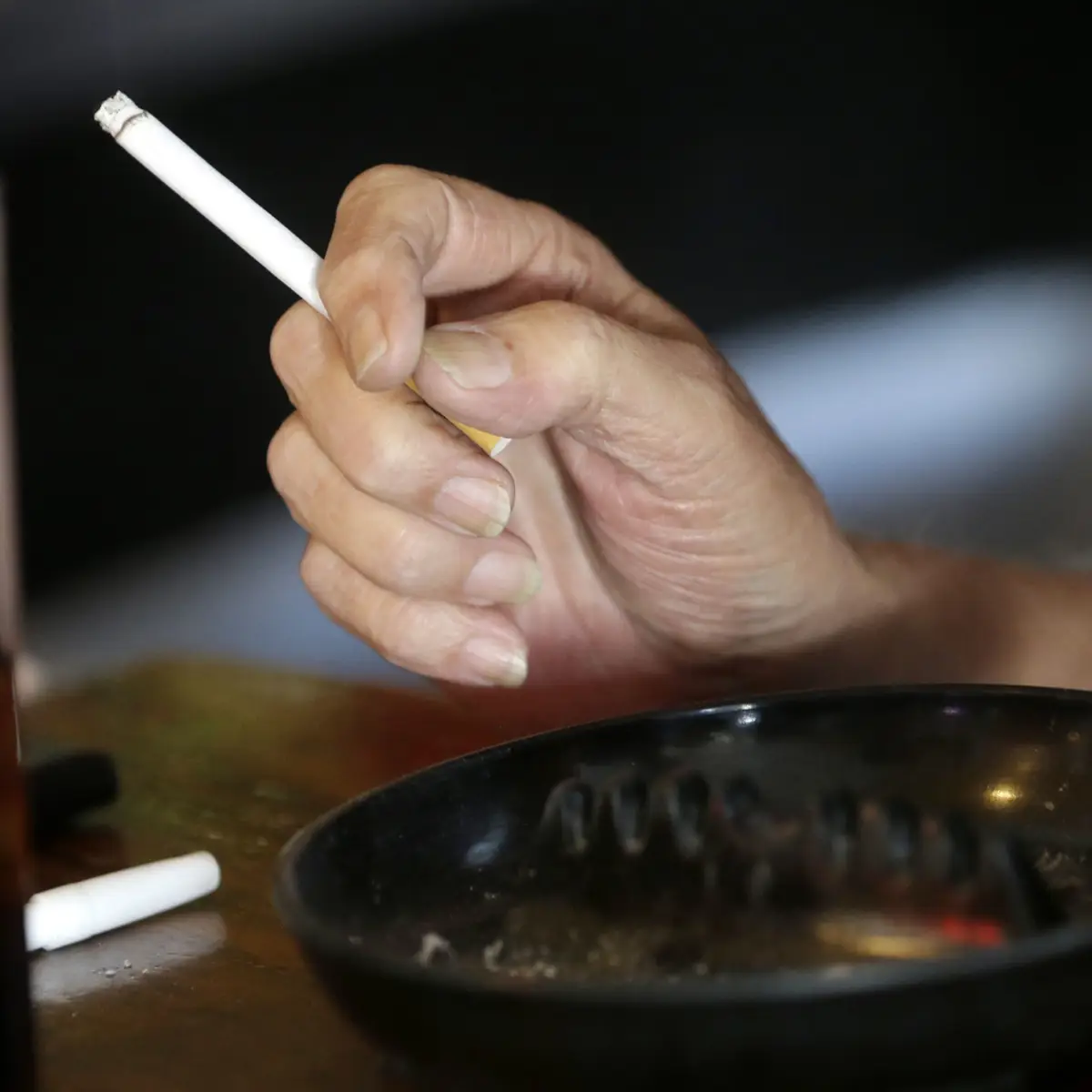 Ainda se pode fumar em bares e discotecas? E os cigarros eletrónicos? O que  muda com a nova lei - CNN Portugal