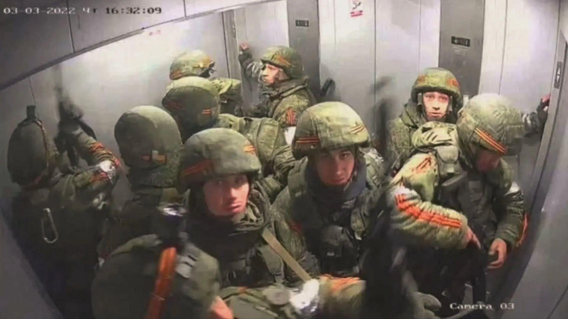A história dos militares russos capturados pelas forças ucranianas após ficarem presos num elevador