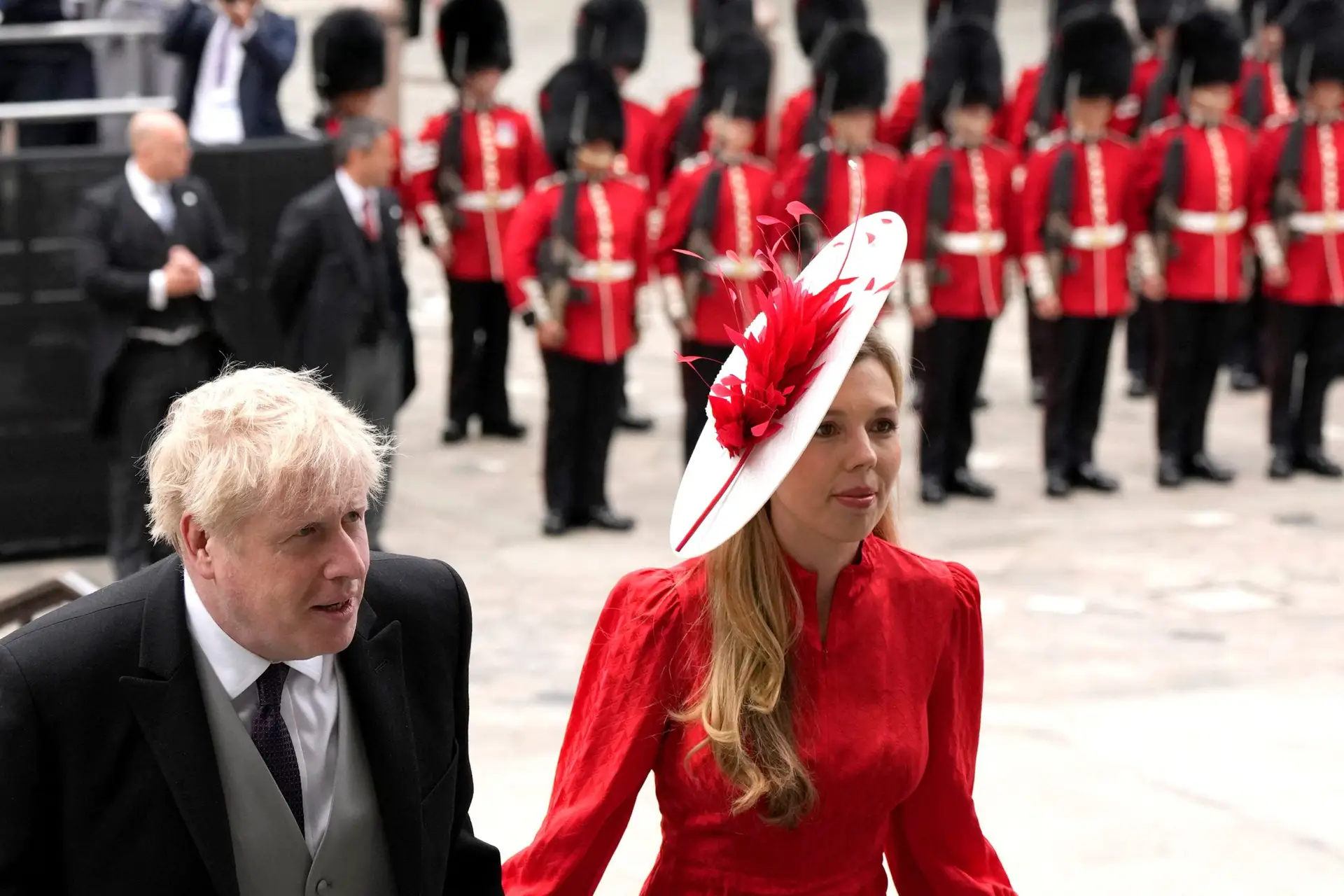 Boris Johnson vaiado na chegada à missa do Jubileu de Platina da rainha Isabel II