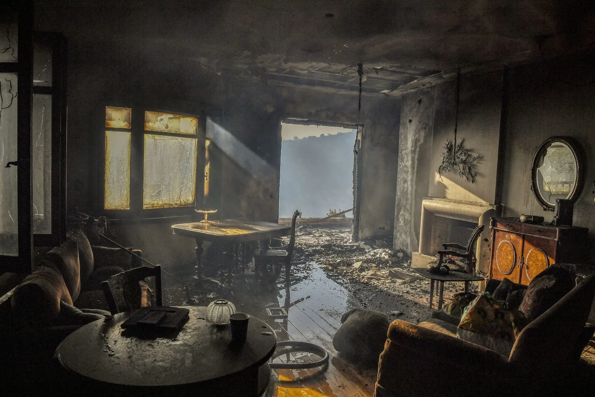 Casas e carros destruídos em incêndio nos arredores de Atenas