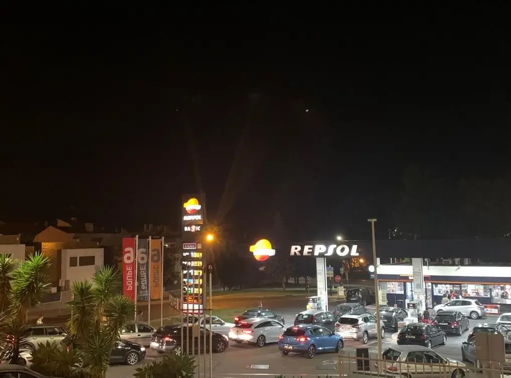 Longas filas em bombas antes da subida do preço dos combustíveis