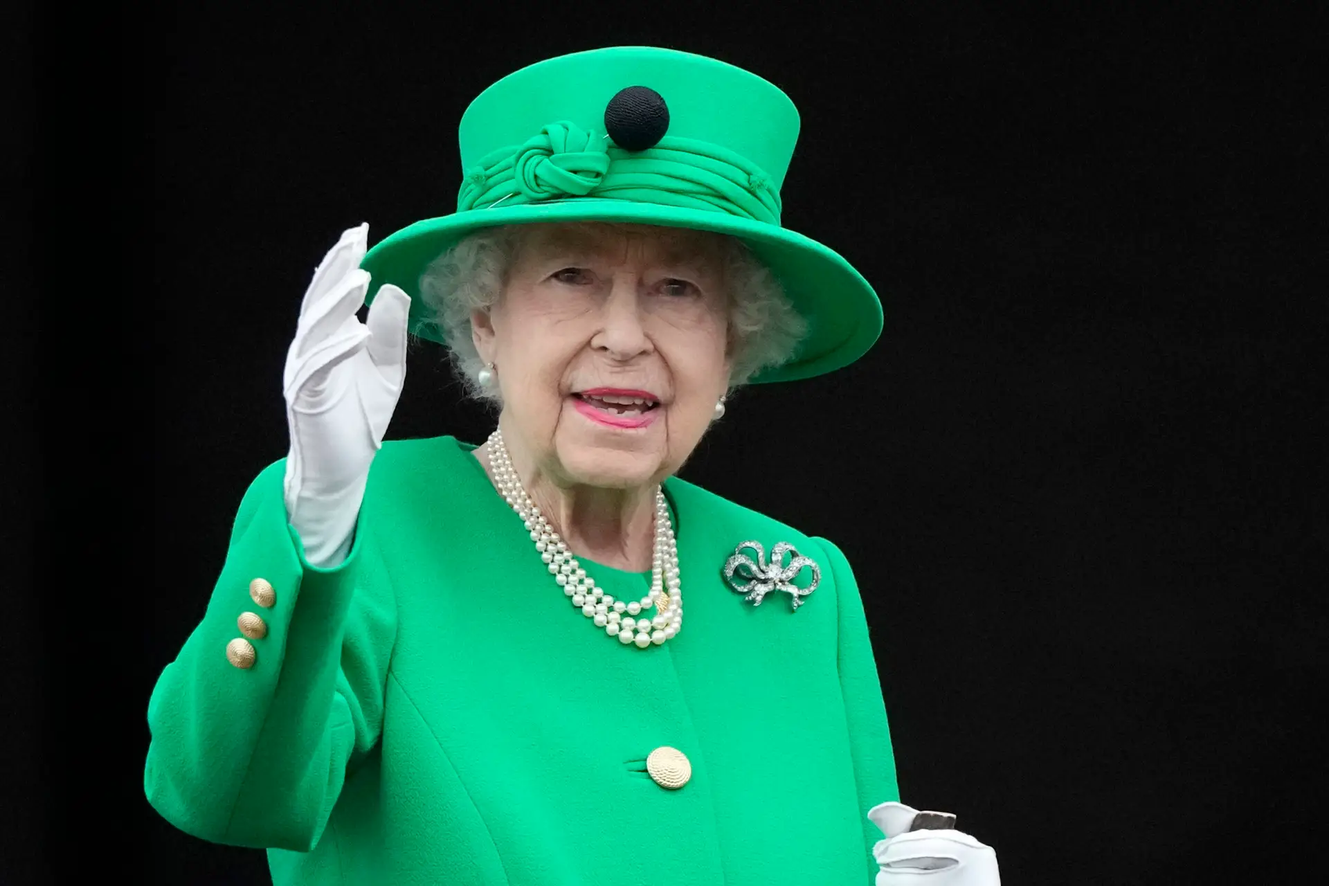 Isabel II diz que continua “determinada a servir” os britânicos