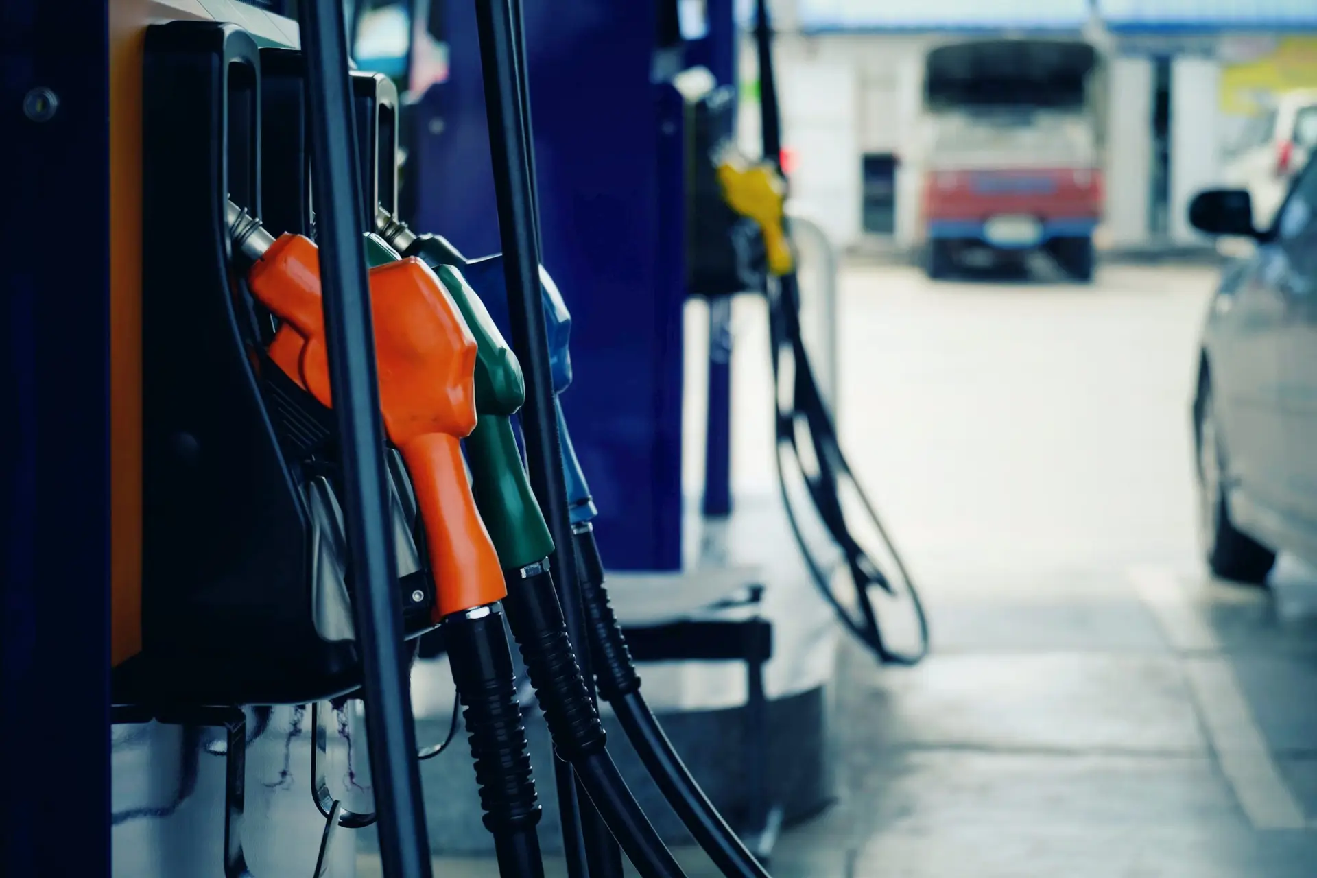 Filas nas bombas de gasolina antes do aumento dos preços