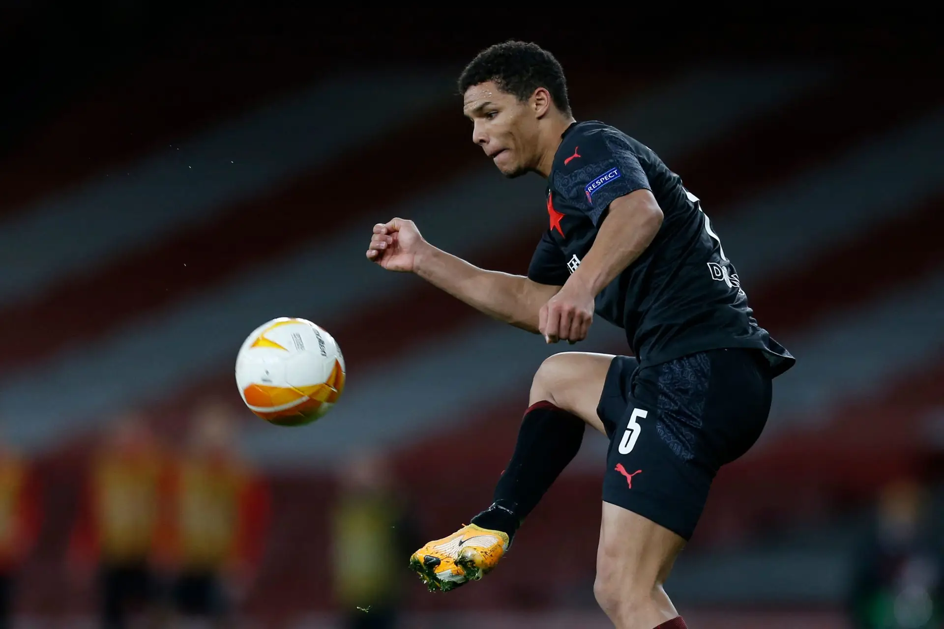 Alexander Bah chega para reforçar o Benfica: “Estou muito contente e orgulhoso”