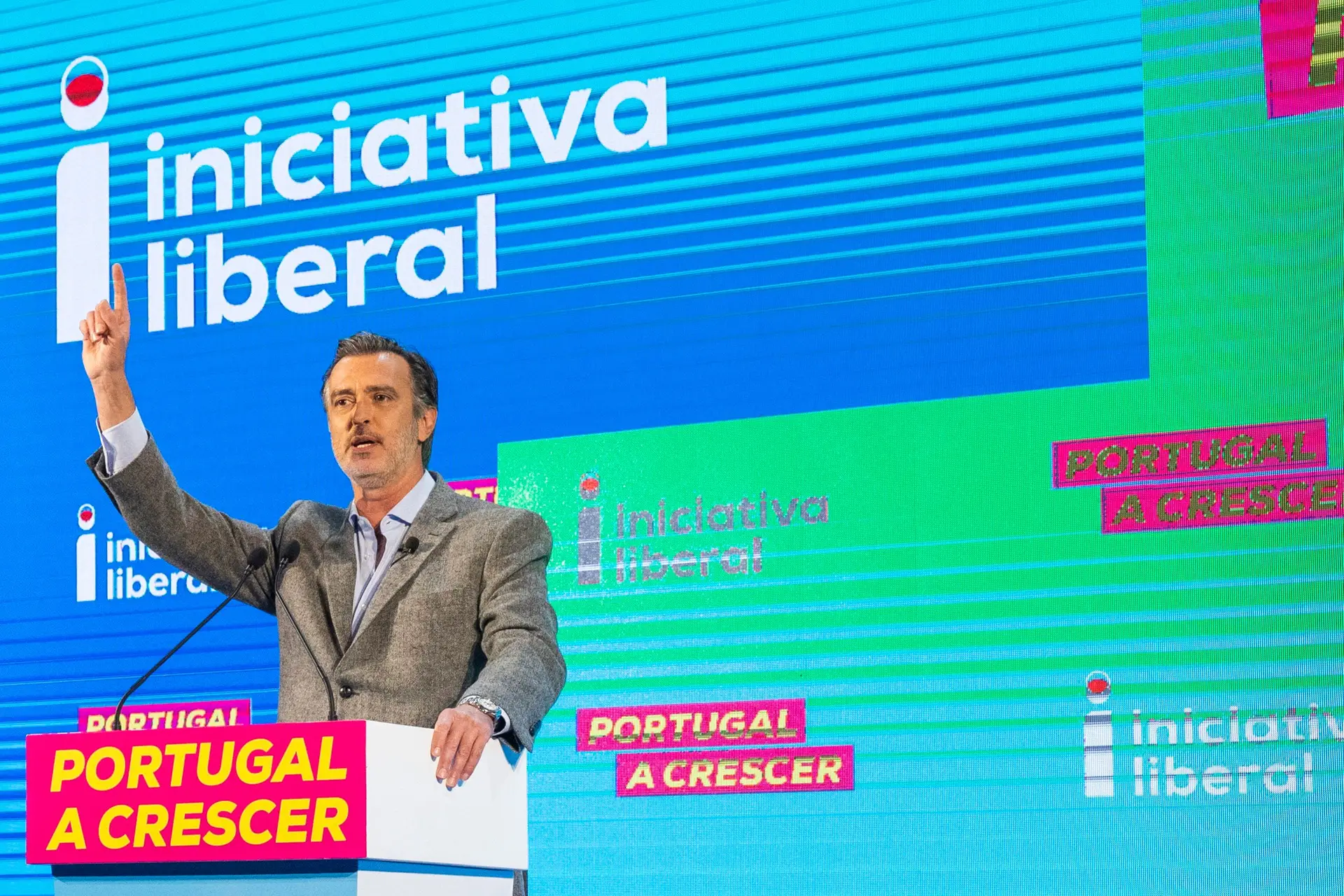 Iniciativa Liberal quer acabar com critério da idade no acesso à ...