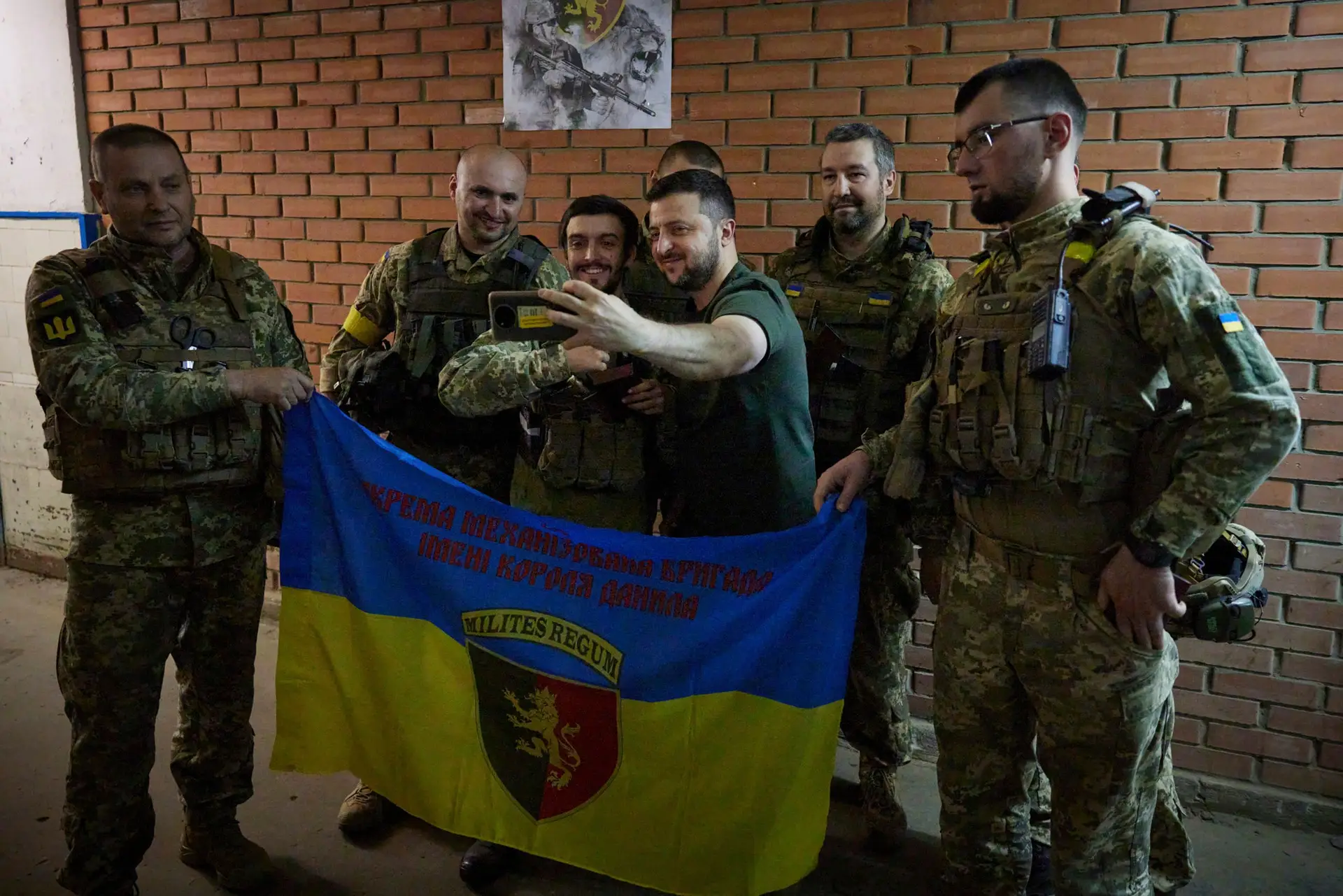 Zelensky levou palavras de incentivo e garantiu apoio aos militares que combatem no Donbass